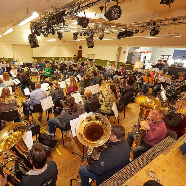 Das Orchester probt in einem Raum.