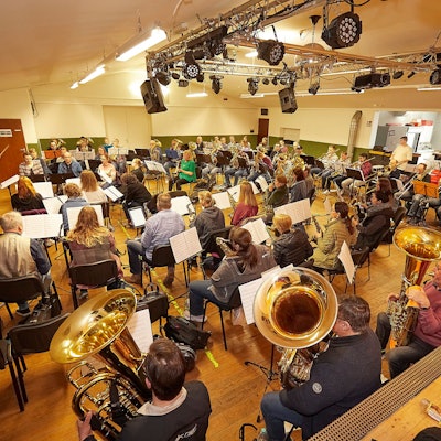 Das Orchester probt in einem Raum.