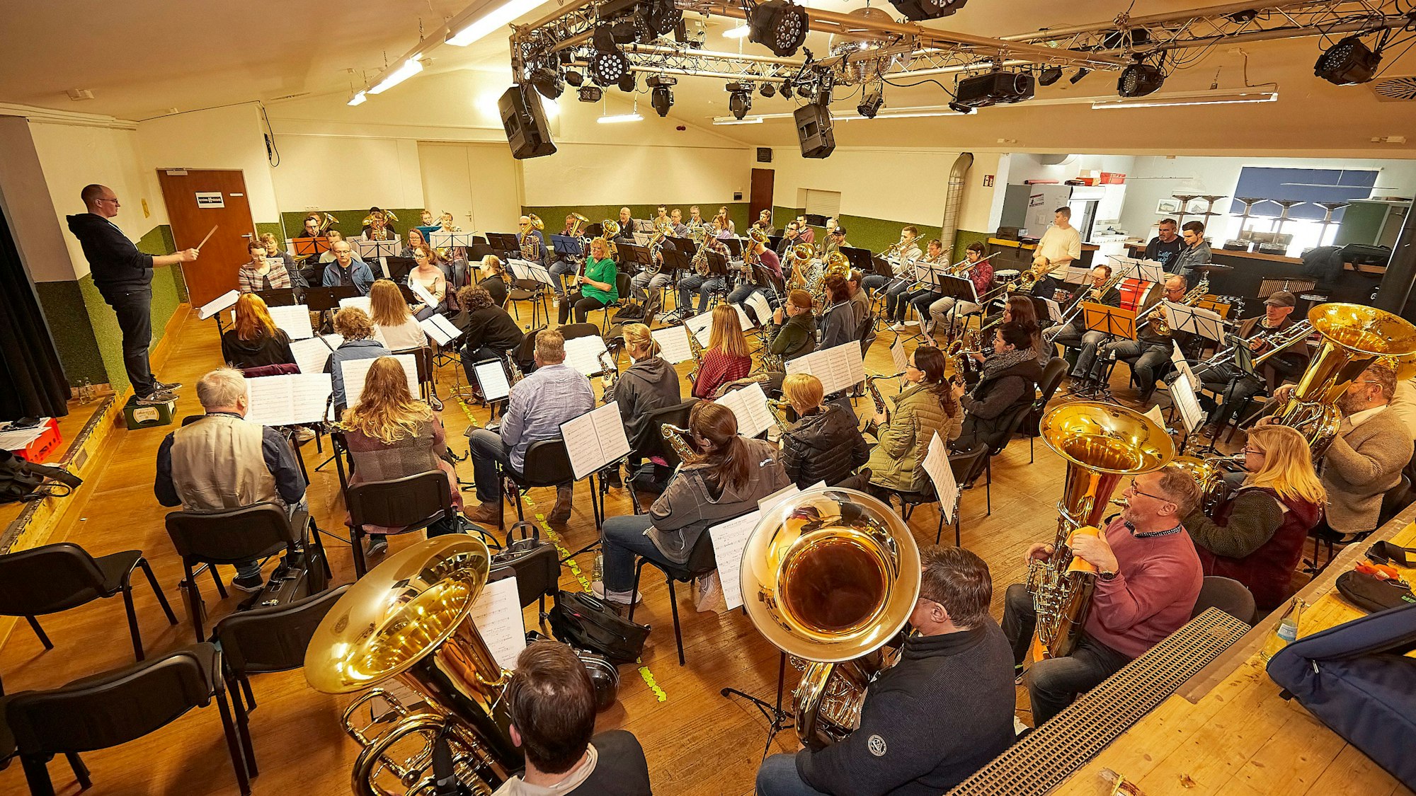 Das Orchester probt in einem Raum.