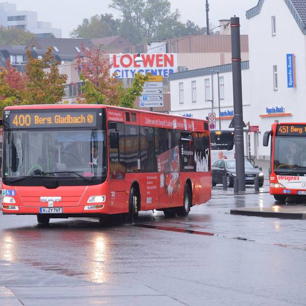 Busse fahren in den Busbahnhof ein.