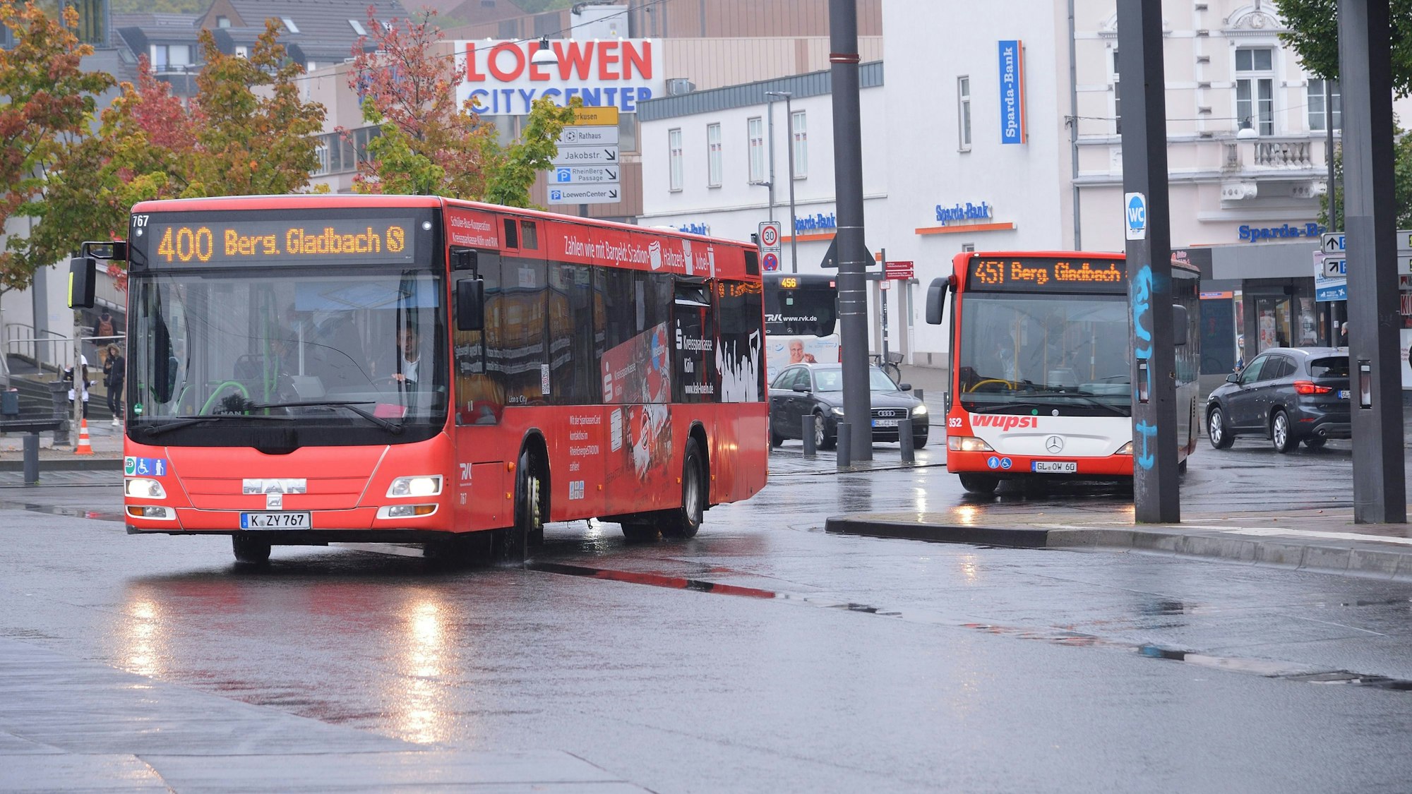 Busse fahren in den Busbahnhof ein.