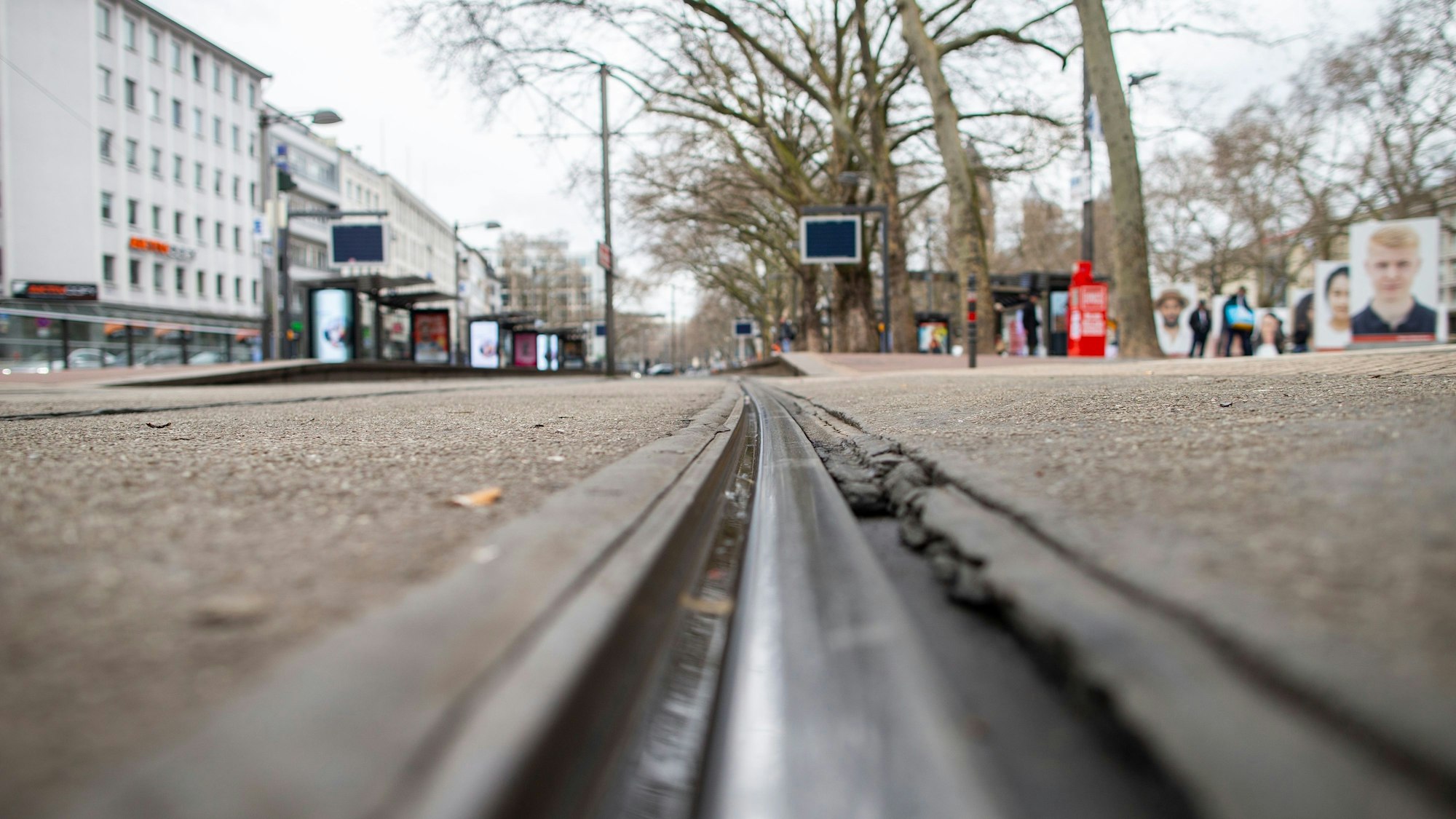 Kein Mensch steht am Montag an der KVB-Haltestelle am Kölner Neumarkt.