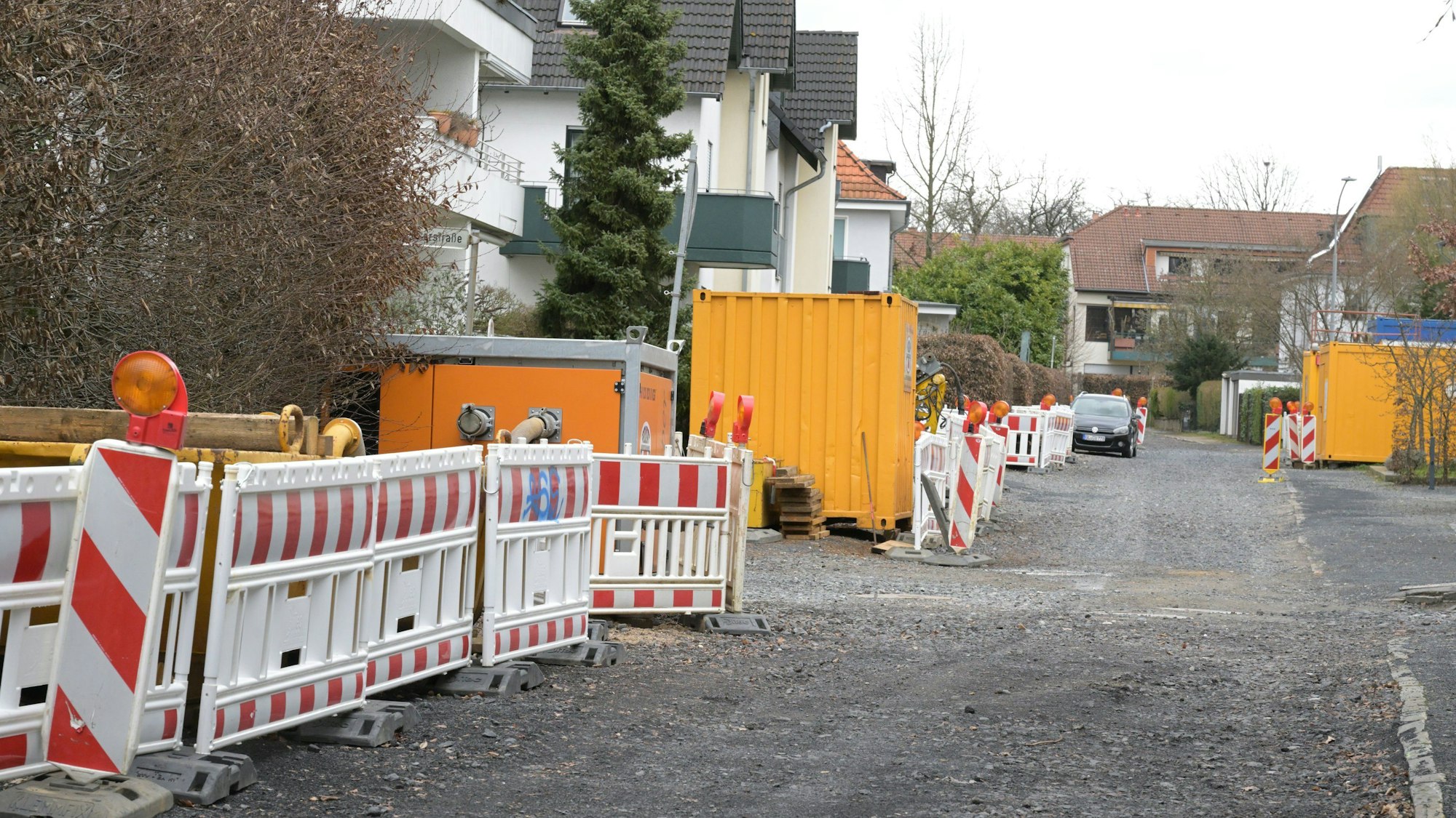 Absperrungen und Container am Rand der Tulpenstraße in Frankenforst.