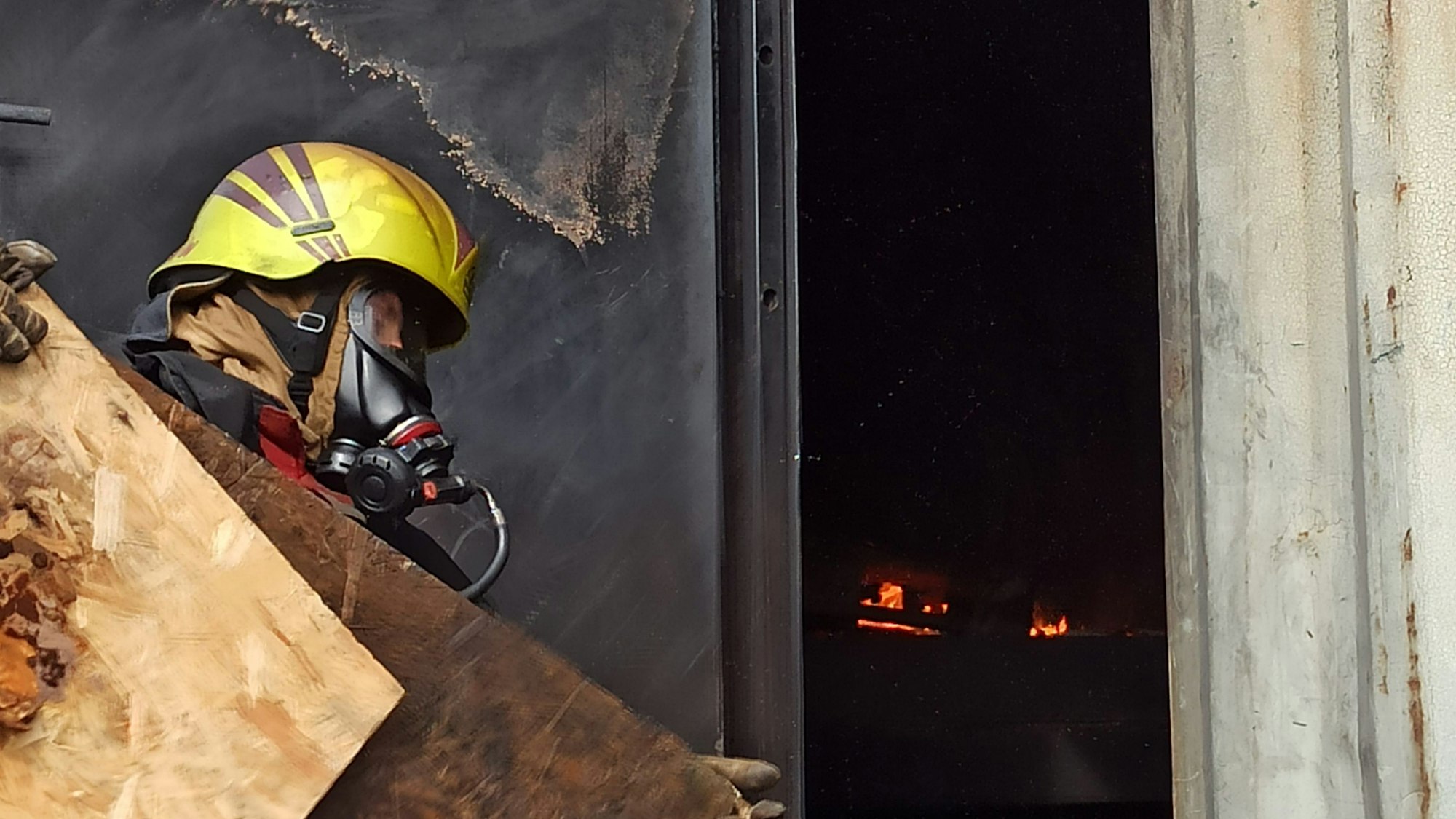 Am Wochenende nahmen rund 120 Kameraden der Freiwilligen Feuerwehr Bornheim auf dem Dorfplatz in Kardorf an einer Realbrand- und Heißausbildung teil. Ein Mitarbeiter der Firma "Feuercon" legte Holzpaletten nach, um das Feuer im Übungscontainer weiter anzuheizen.