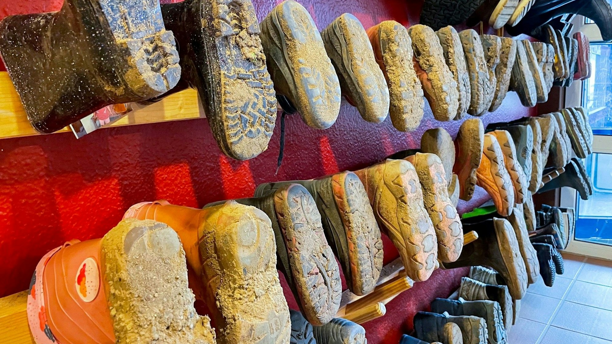 Gummistiefel in einem Kindergarten.