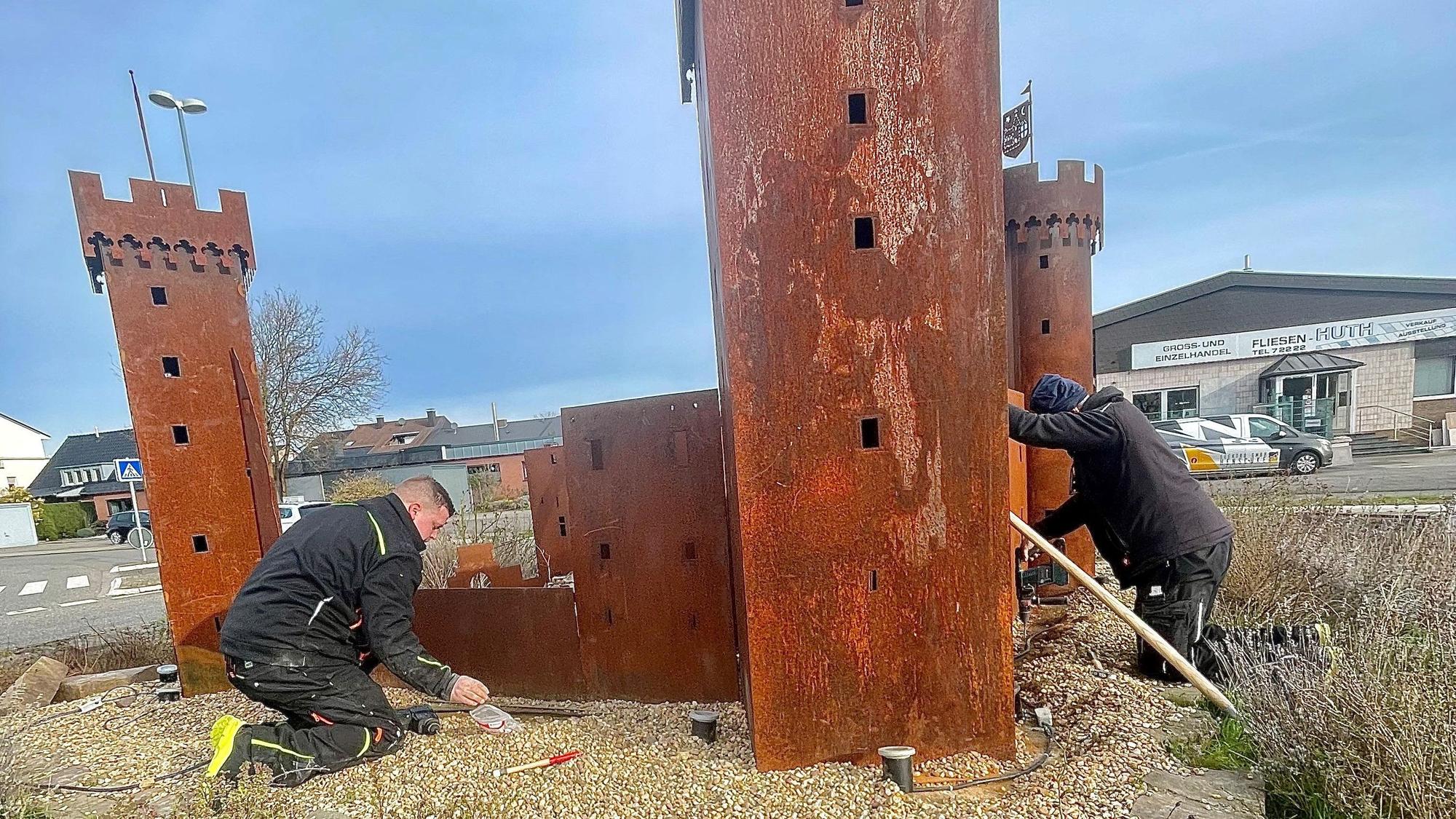 Zwei Mitarbeiter arbeiten an der Nachbildung der Lechenicher Landesburg.