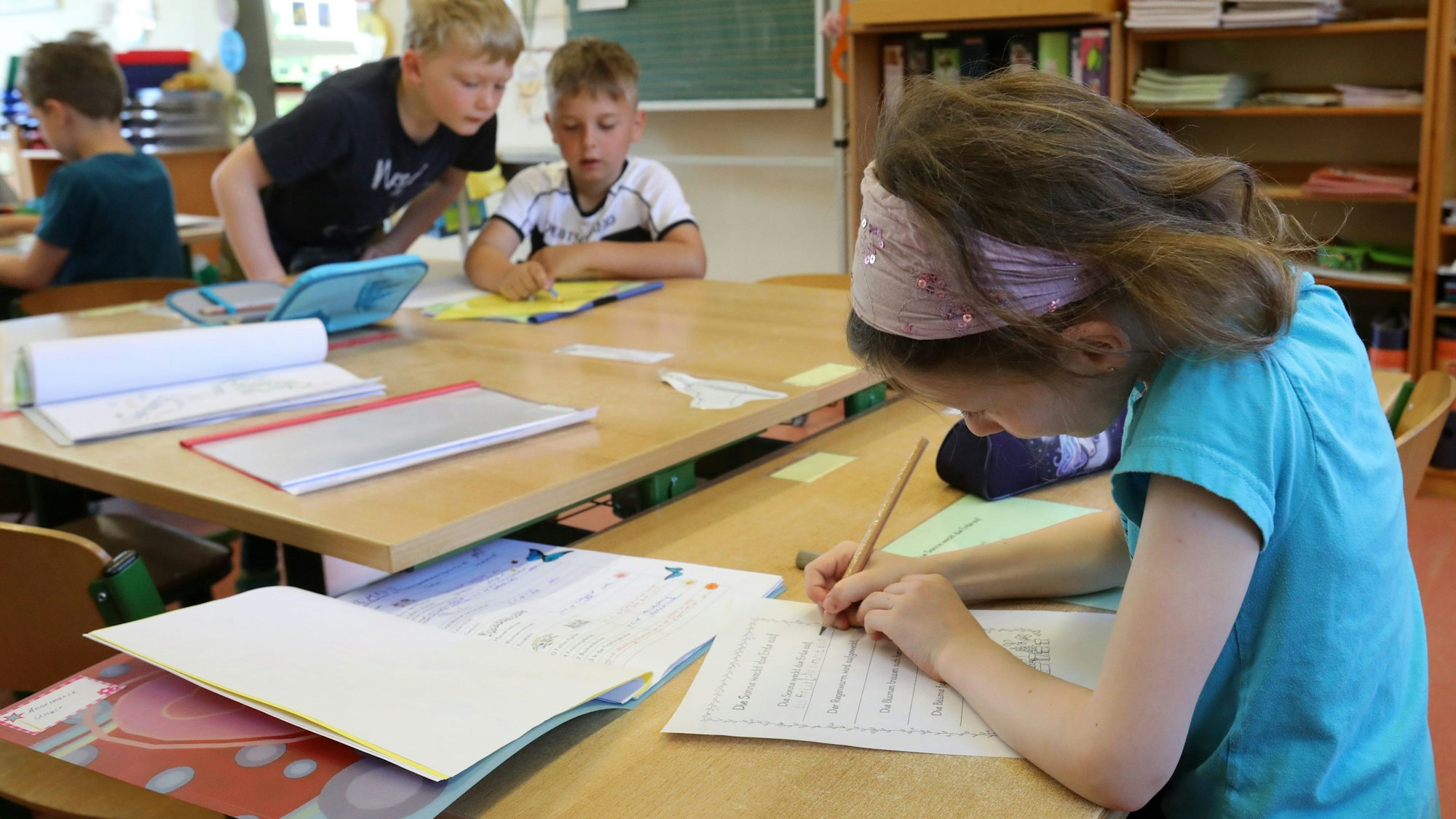 Eine Grundschülerin macht Aufgaben.