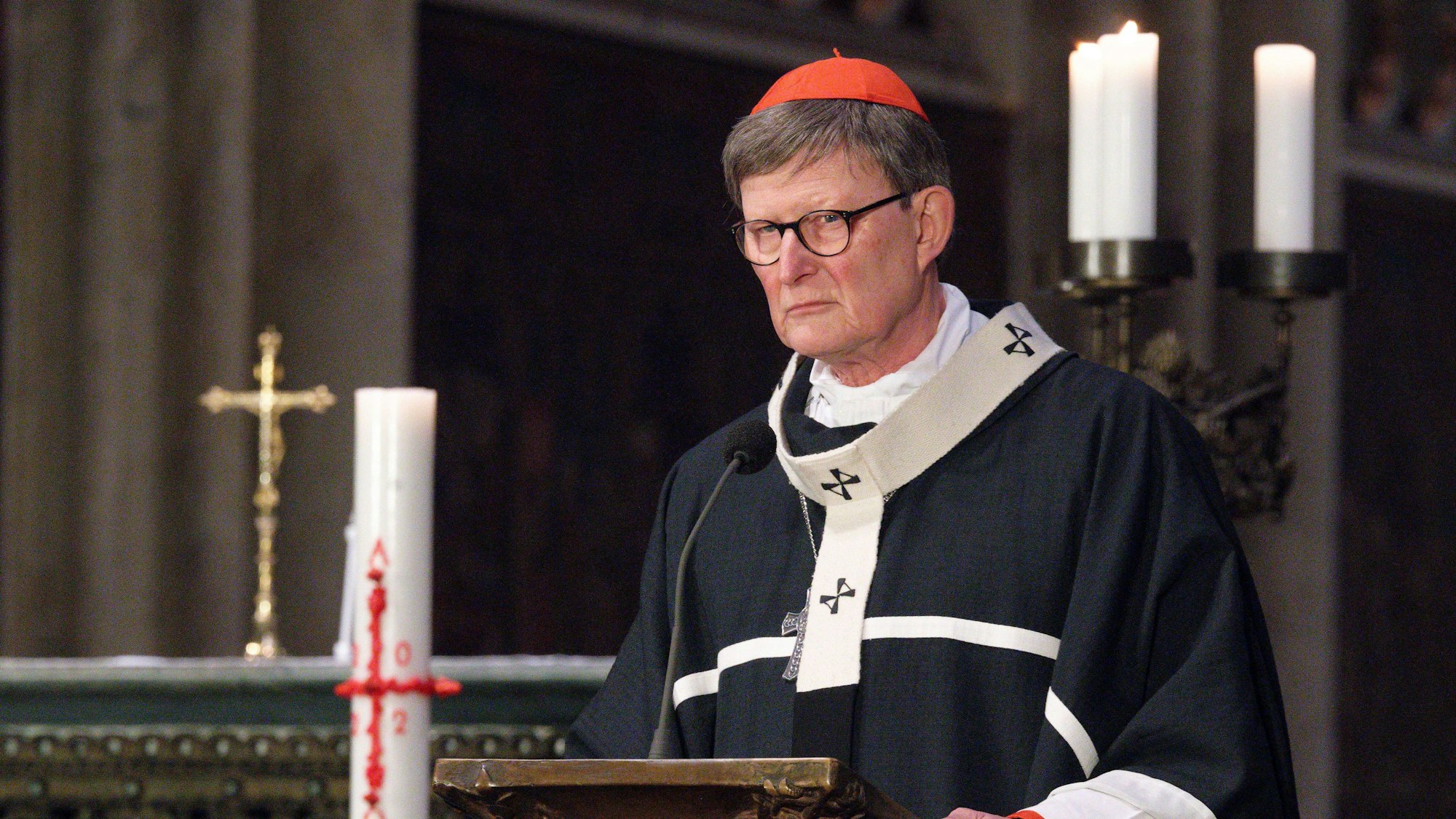 ARCHIV - 07.01.2023, Nordrhein-Westfalen, Köln: Kardinal Rainer Maria Woelki spricht bei einem Gedenkgottesdienst für den verstorbenen Papst Benedikt XVI. im Kölner Dom. (zu dpa: «Kardinal Woelki wird am 28. März vor Gericht vernommen») Foto: Henning Kaiser/dpa +++ dpa-Bildfunk +++