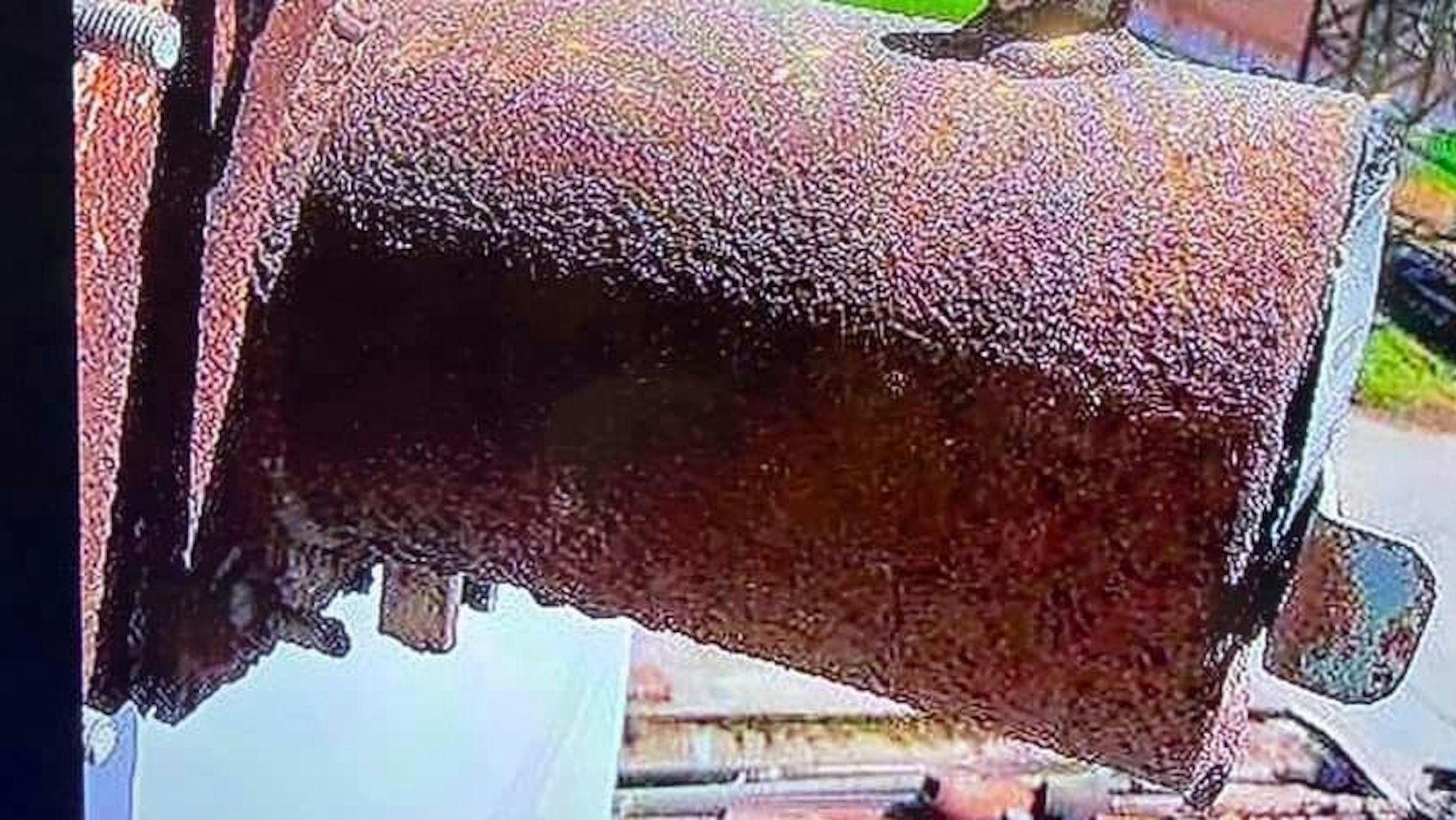 Dieses Videostandbild zeigt einen radioaktiven Zylinder, ein Stahlrohr mit einer Länge von 30 cm und einem Durchmesser von 13 cm, der aus einem Dampfkraftwerk in Thailands östlicher Provinz Prachinburi verschwunden ist.