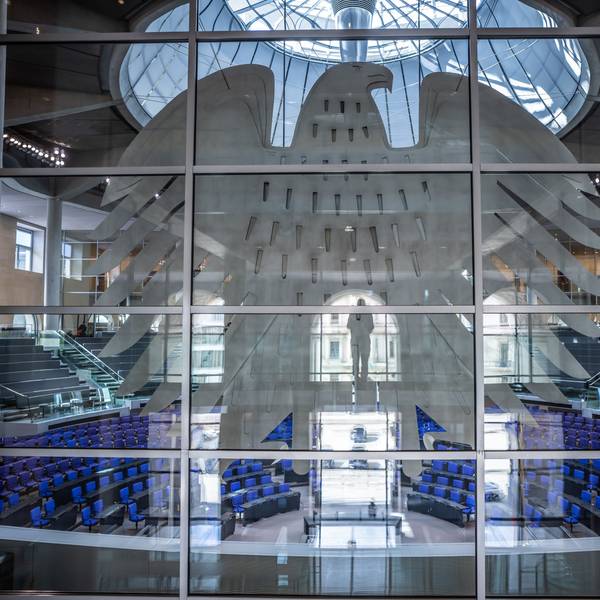 Blick durch Glasscheiben in den leeren Plenarsaal im Bundestag.