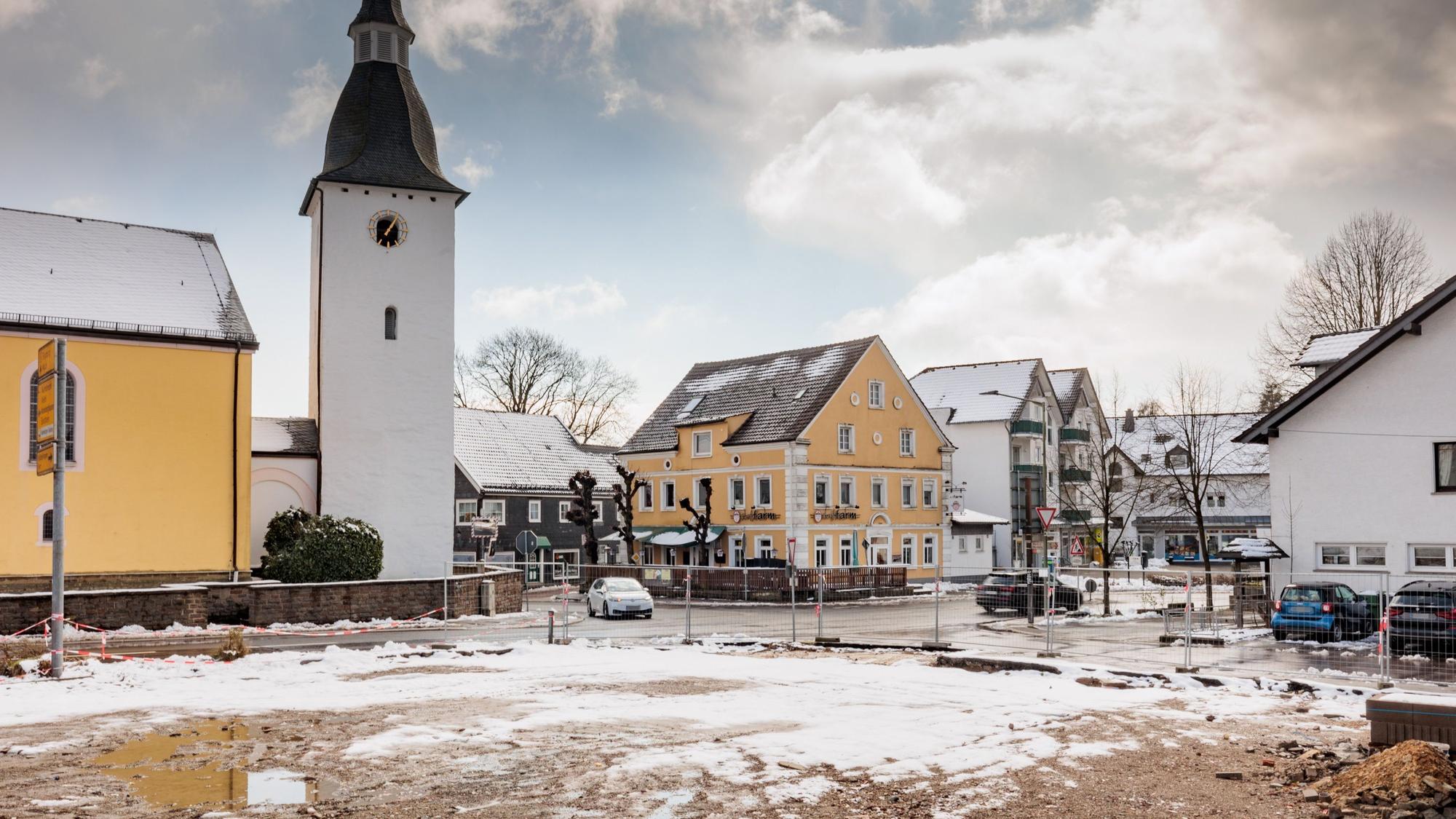 Das Grundstück an der Kreuzung Drabenderhöhe, auf dem bis vor kurzem der Gasthof stand. Bauzäune stehen an der Straße, auf dem Boden liegt Schnee.