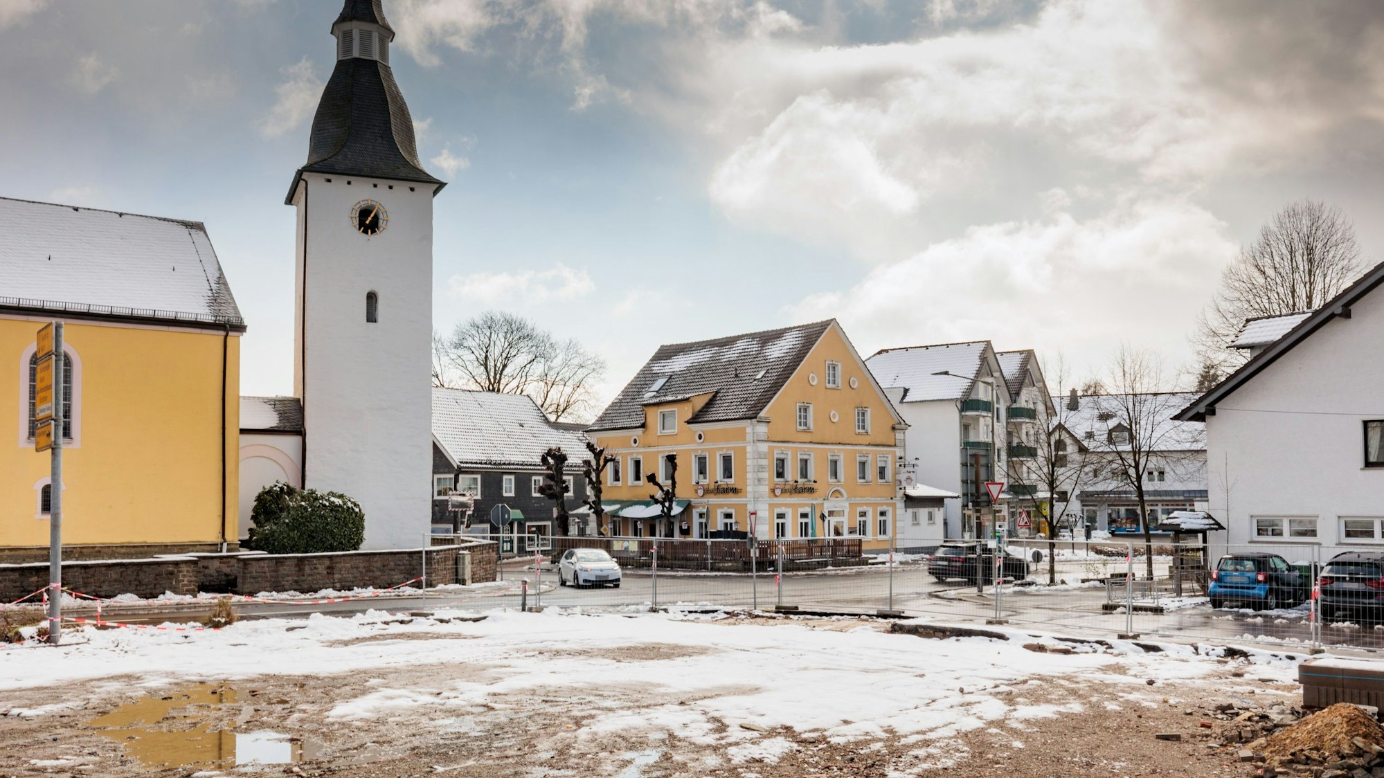 Das Grundstück an der Kreuzung Drabenderhöhe, auf dem bis vor kurzem der Gasthof stand. Bauzäune stehen an der Straße, auf dem Boden liegt Schnee.