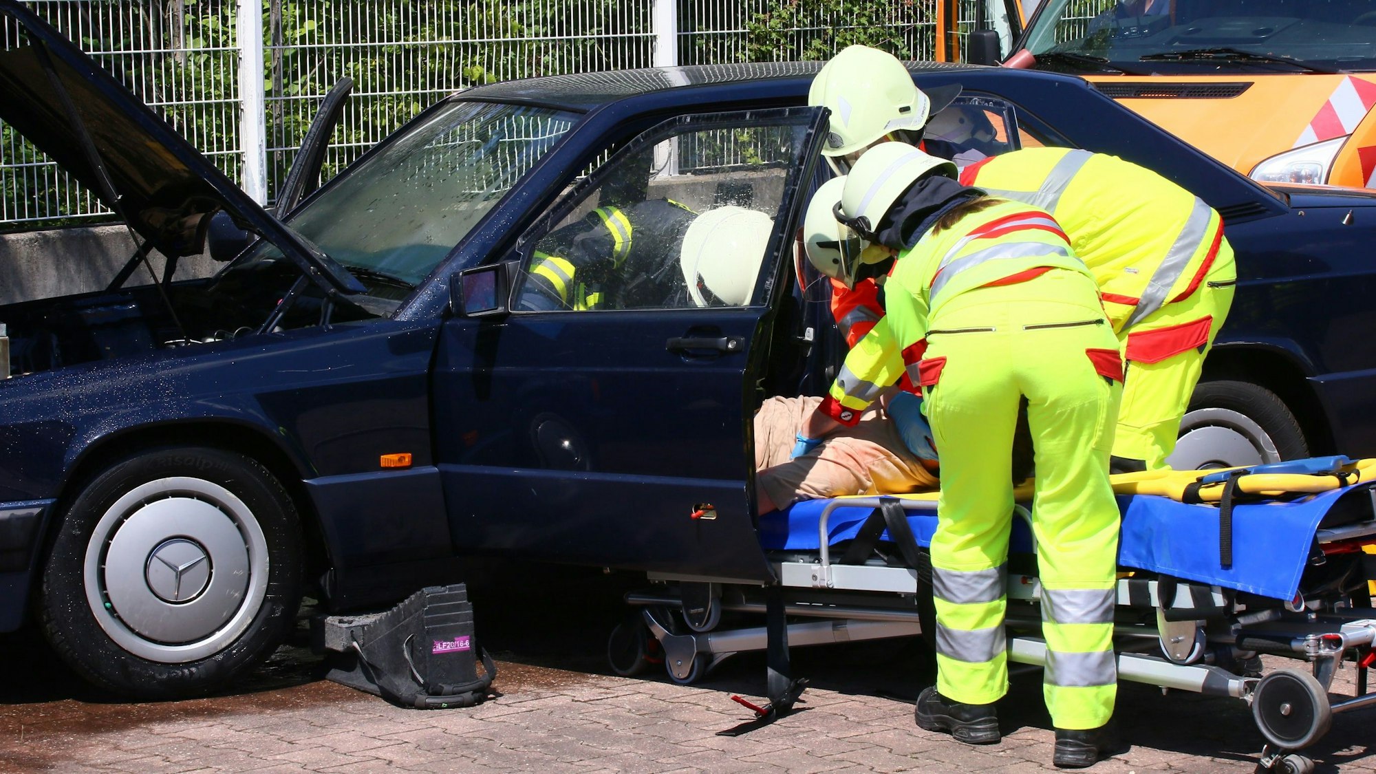 Die technische Rettung aus einem Fahrzeug kann im Zusammenspiel von Rettungsdienst und Feuerwehr geübt werden