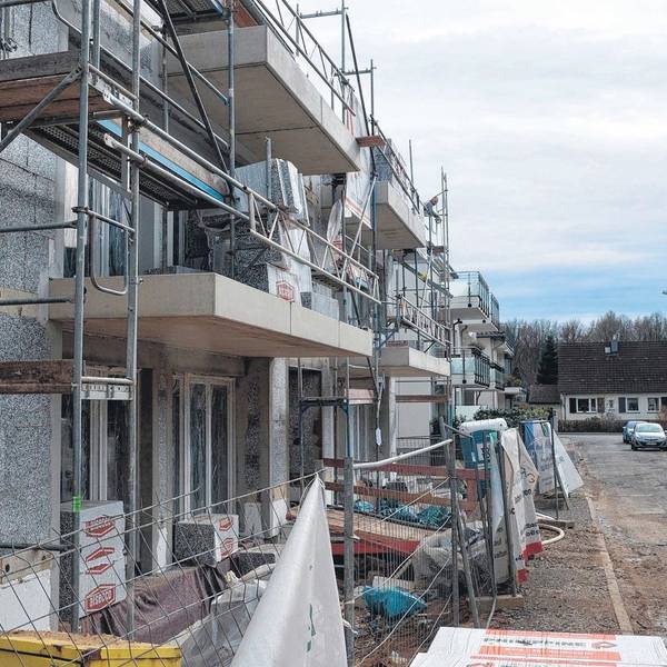 Ein Haus im Bau mit Gerüst davor.