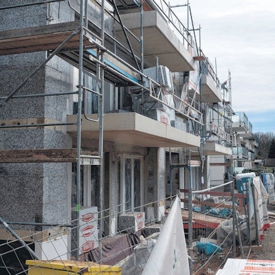 Ein Haus im Bau mit Gerüst davor.