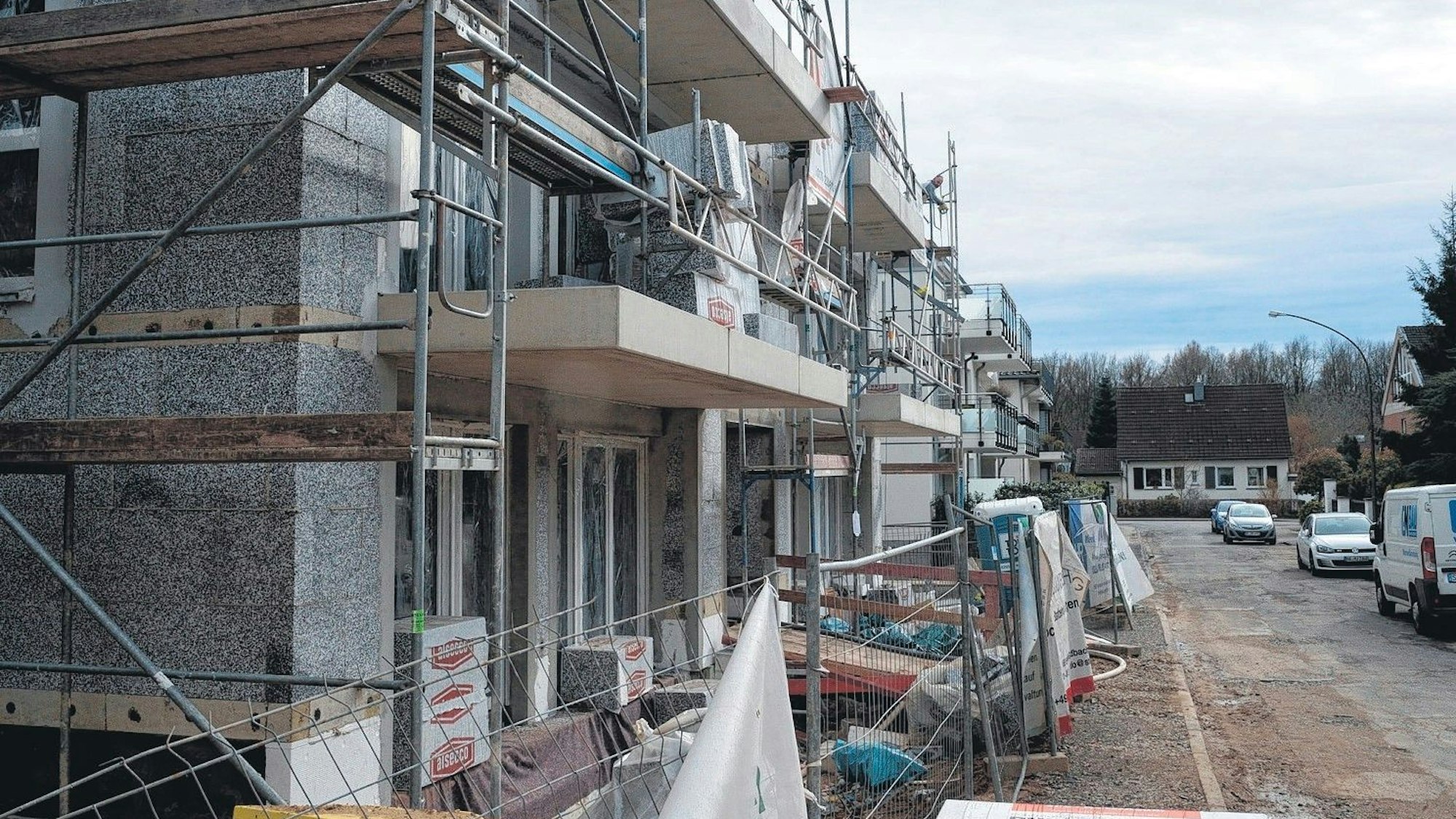 Ein Haus im Bau mit Gerüst davor.