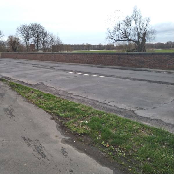 Die Schäden an der Fahrbahn der Neusser Landstraße sind nicht zu übersehen.