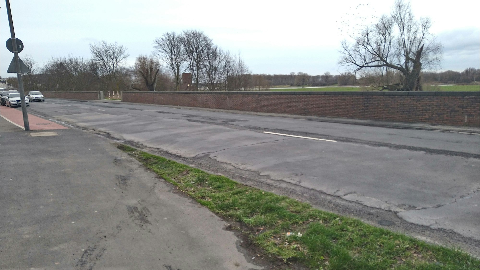 Die Schäden an der Fahrbahn der Neusser Landstraße sind nicht zu übersehen.