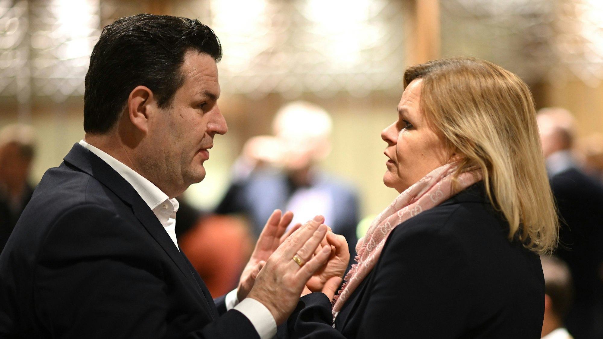 Nancy Faeser und Hubertus Heil unterhalten sich