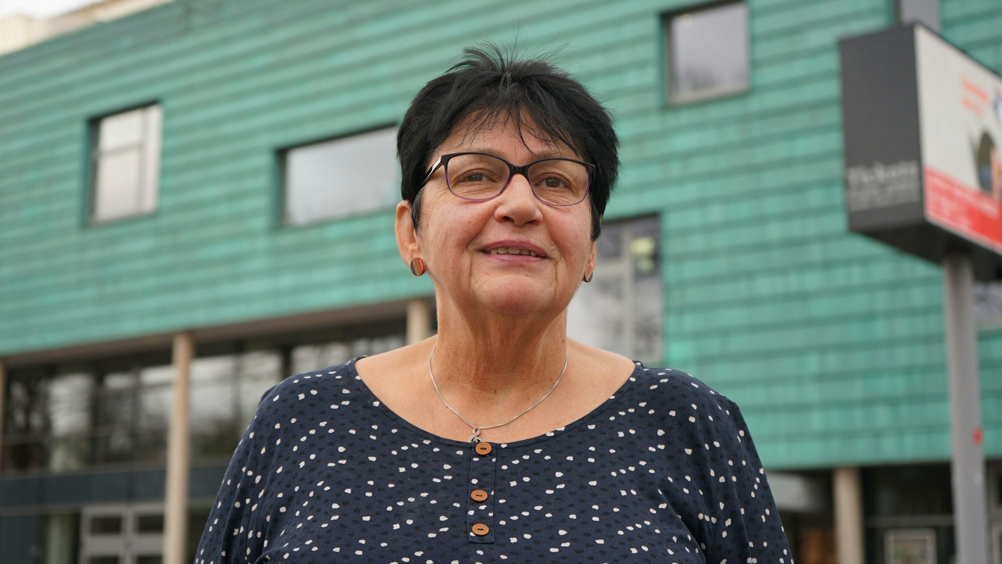 Auf dem Foto ist Musiklehrerin Renate Clemens zu sehen. Sie kämpft für den Erhalt der Musikschule La Musica. Dafür opfert sie fast ihre ganze Freizeit.