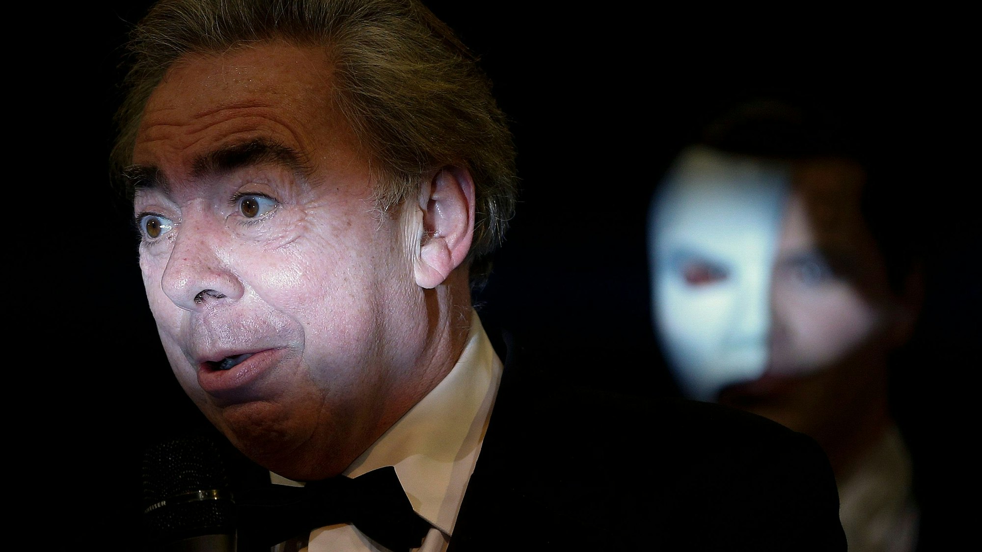 Andrew Lloyd Webber und die berühmte Maske, hinter der sich das „Phantom der Oper“ verbirgt.
