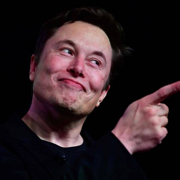 Bilder-Kombination: Elon Musk ist links zu sehen, er zeigt auf das Twitter-Logo, das an einer Hausfassade ist.