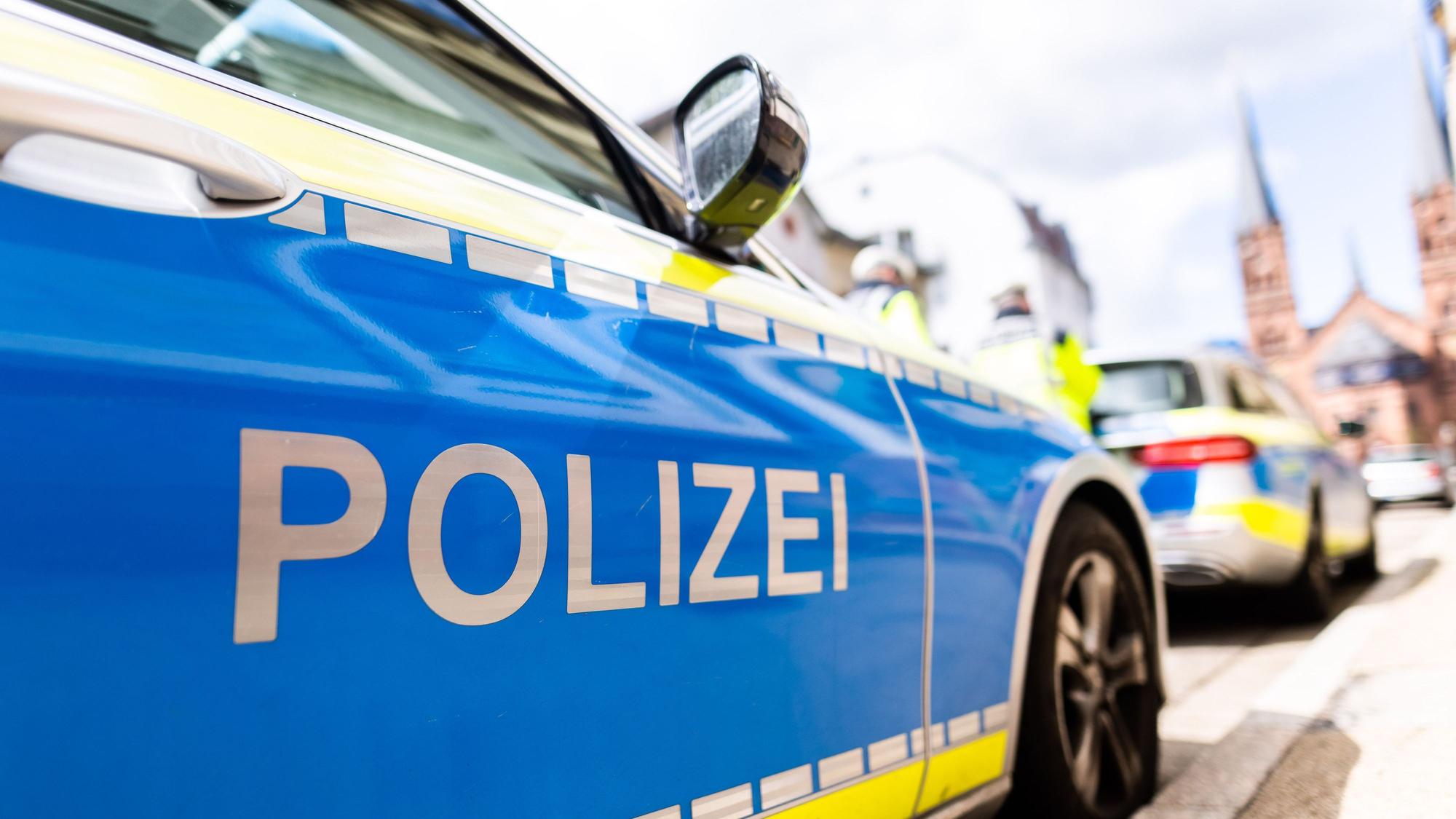 Das Foto zeigt zwei Einsatzfahrzeuge der Polizei.
