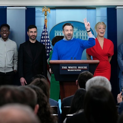 „Ted Lasso“-Besetzung: Jason Sudeikis (M.) mit  Toheeb Jimoh (v.l.n.r.), Brett Goldstein, Hannah Waddingham und Brendan Hunt im Weißen Haus