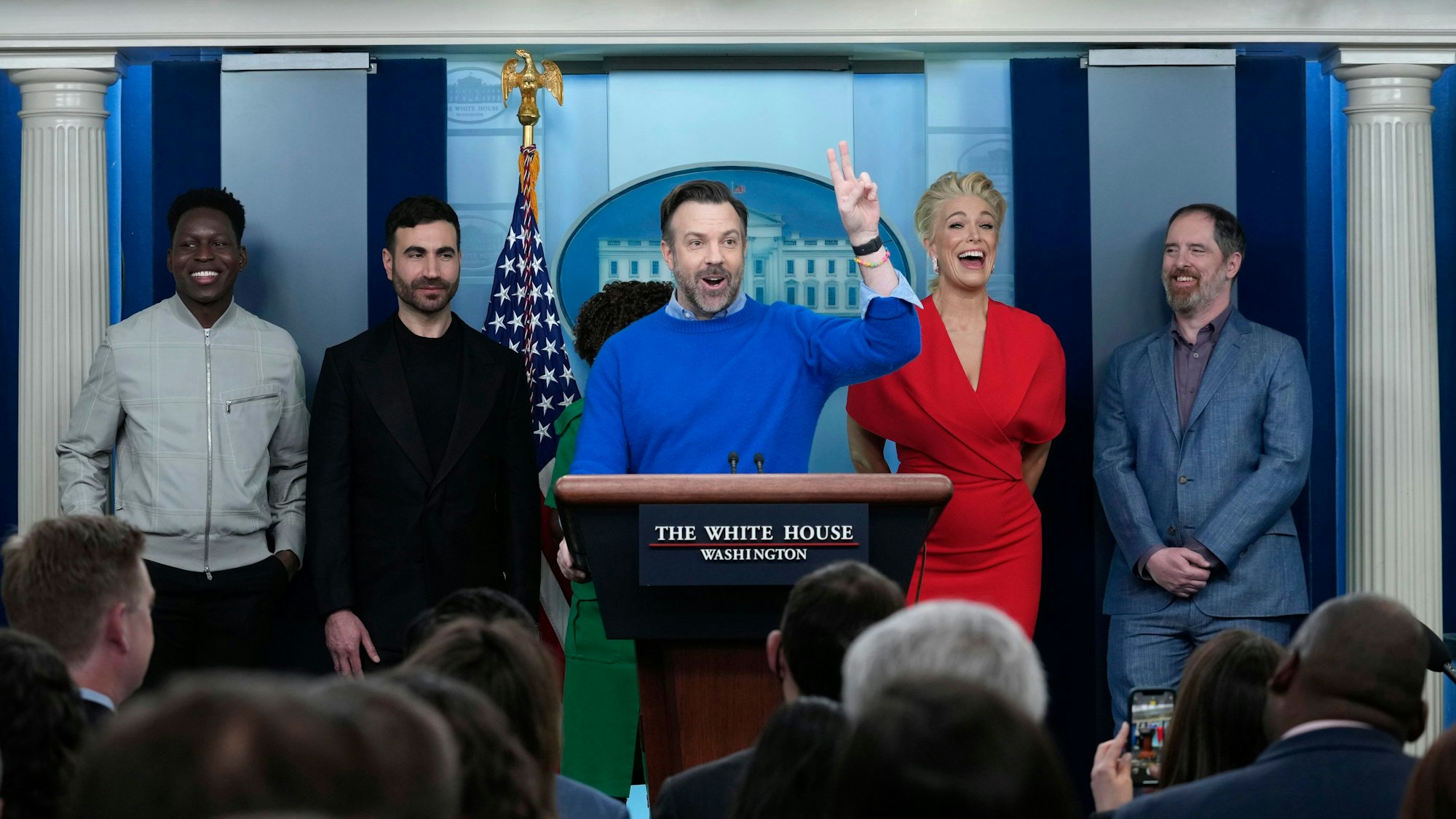 „Ted Lasso“-Besetzung: Jason Sudeikis (M.) mit  Toheeb Jimoh (v.l.n.r.), Brett Goldstein, Hannah Waddingham und Brendan Hunt im Weißen Haus