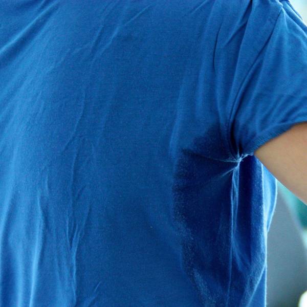 Schweißfleck auf einem T-Shirt unter der Achsel