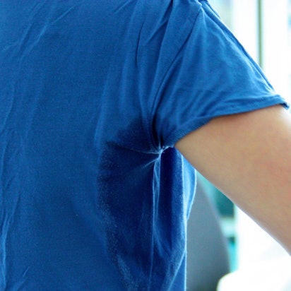 Schweißfleck auf einem T-Shirt unter der Achsel