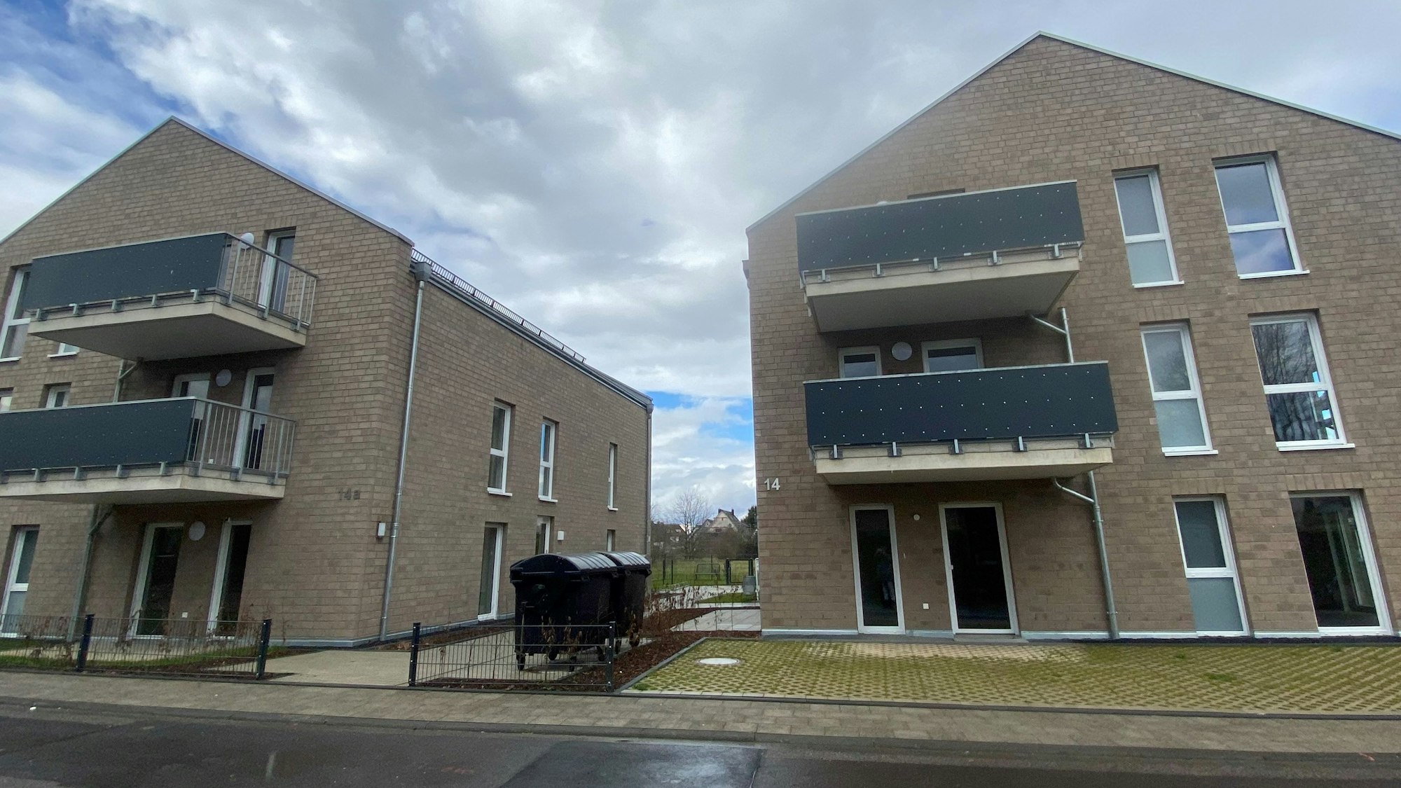 Zwei Neubauten mit Backsteinfassade