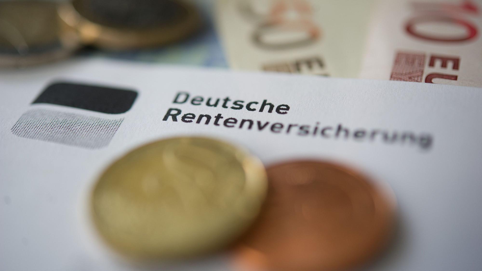 Auf einem Papier mit der Aufschrift Deutsche Rentenversicherung liegen Cent-Stücke.