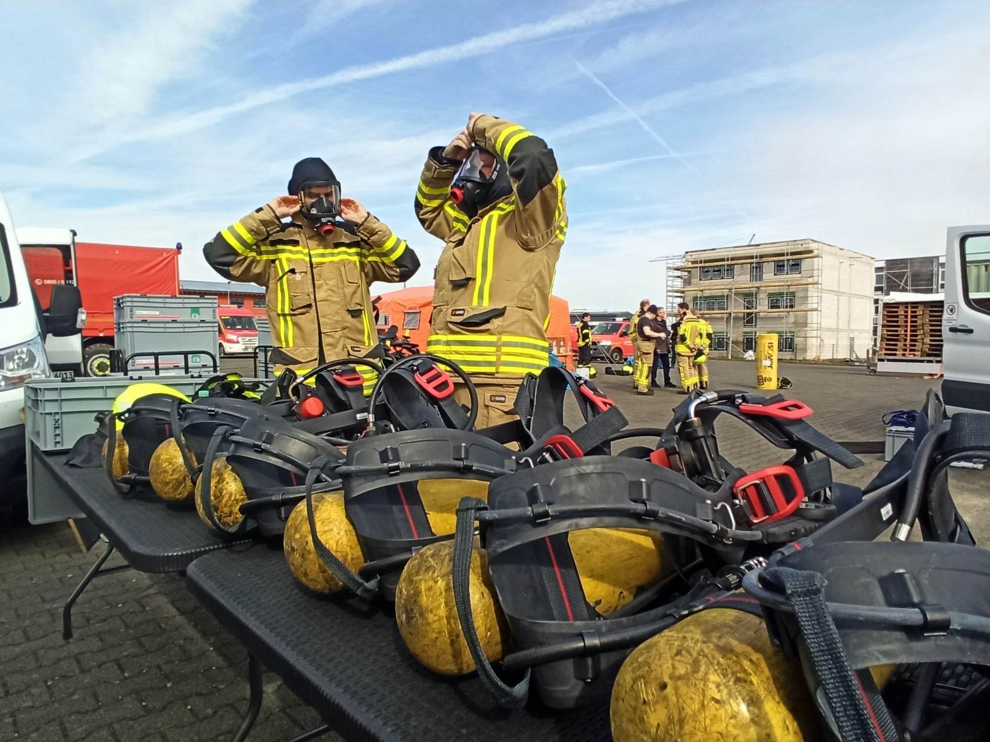 Am Wochenende nahmen rund 120 Kameraden der Freiwilligen Feuerwehr Bornheim auf dem Dorfplatz in Kardorf an einer Realbrand- und Heißausbildung teil.