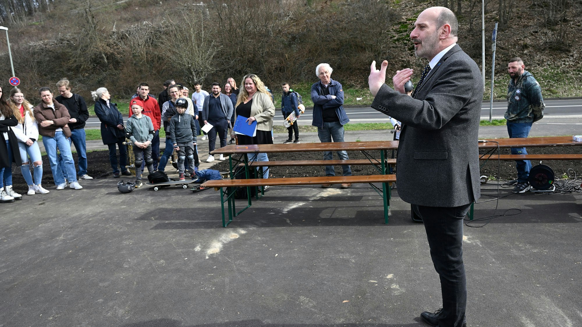 Bürgermeister Christoph Nicodemus spricht zu den Anwesenden im Skatepark.