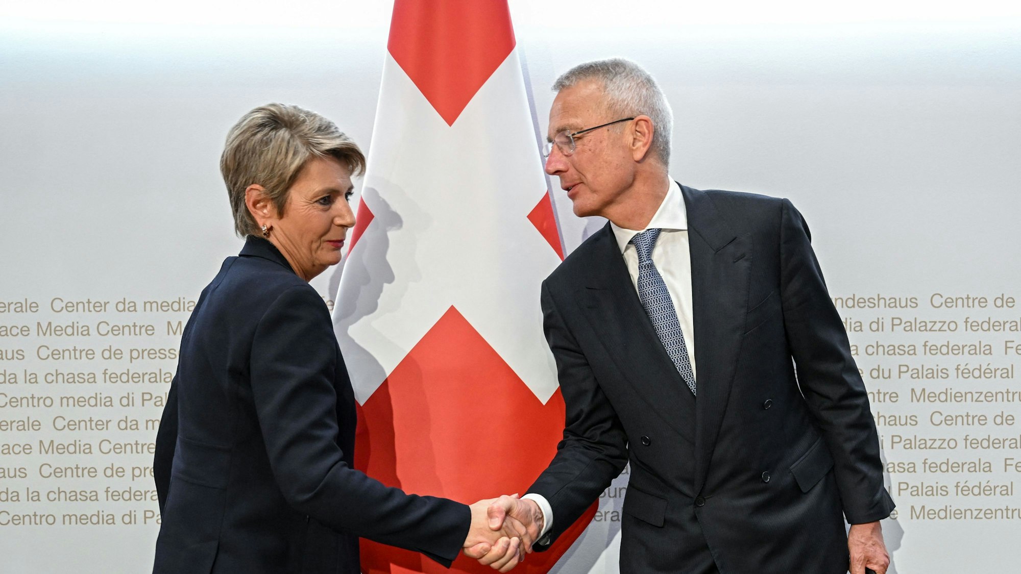 Finanzministerin Minister Karin Keller-Sutter (l.) und der Präsident des Verwaltungsrats der Credit Suisse, Axel Lehmann