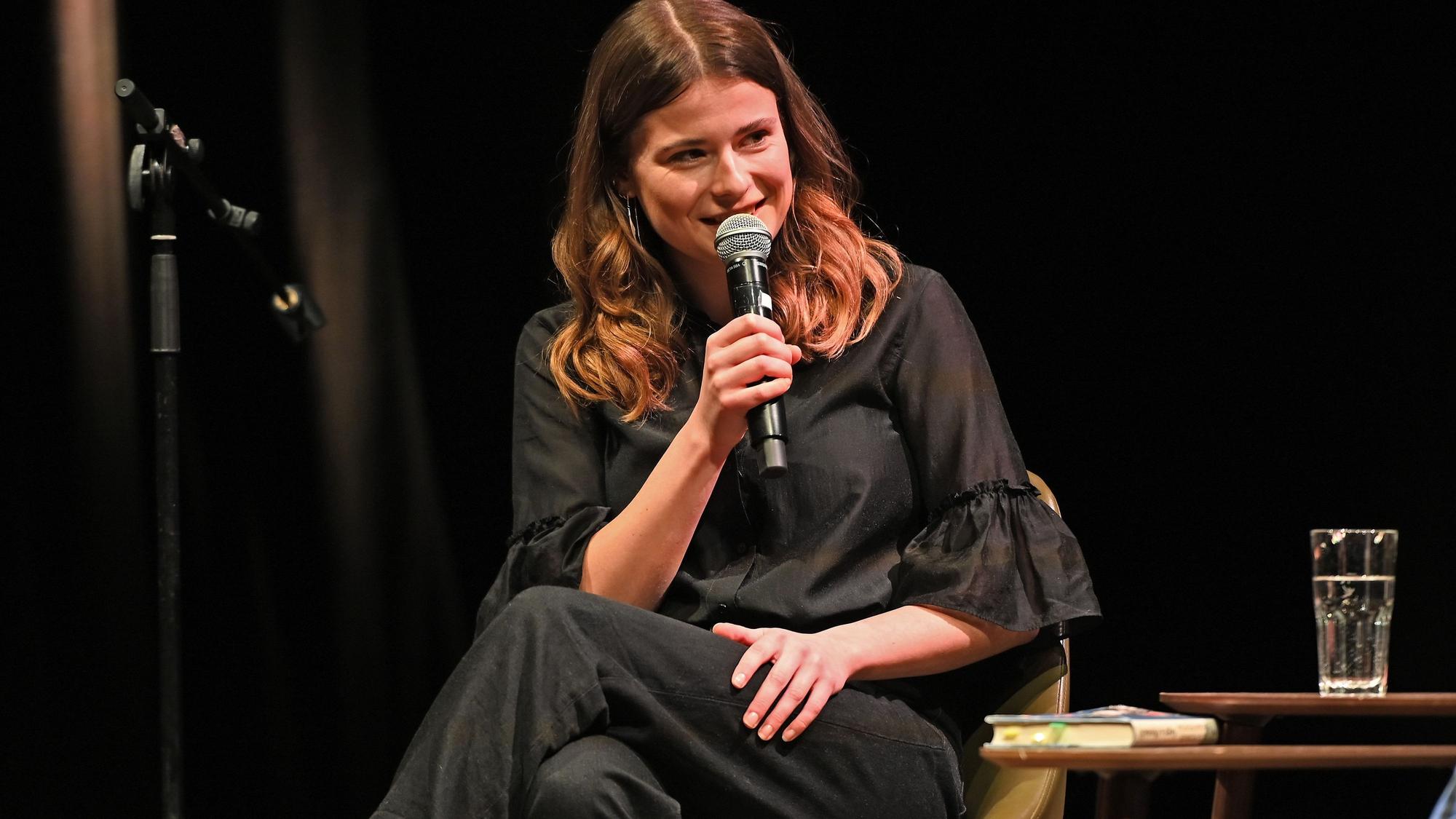Klimaaktivistin Luise Neubauer stellt im Gloria das Buch „Gegen die Ohmacht“ vor.