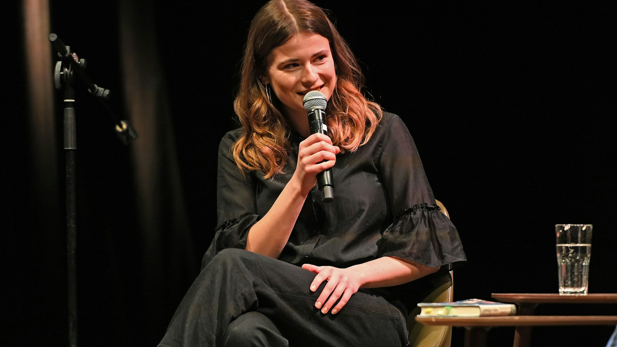 Klimaaktivistin Luise Neubauer stellt im Gloria das Buch „Gegen die Ohmacht“ vor.