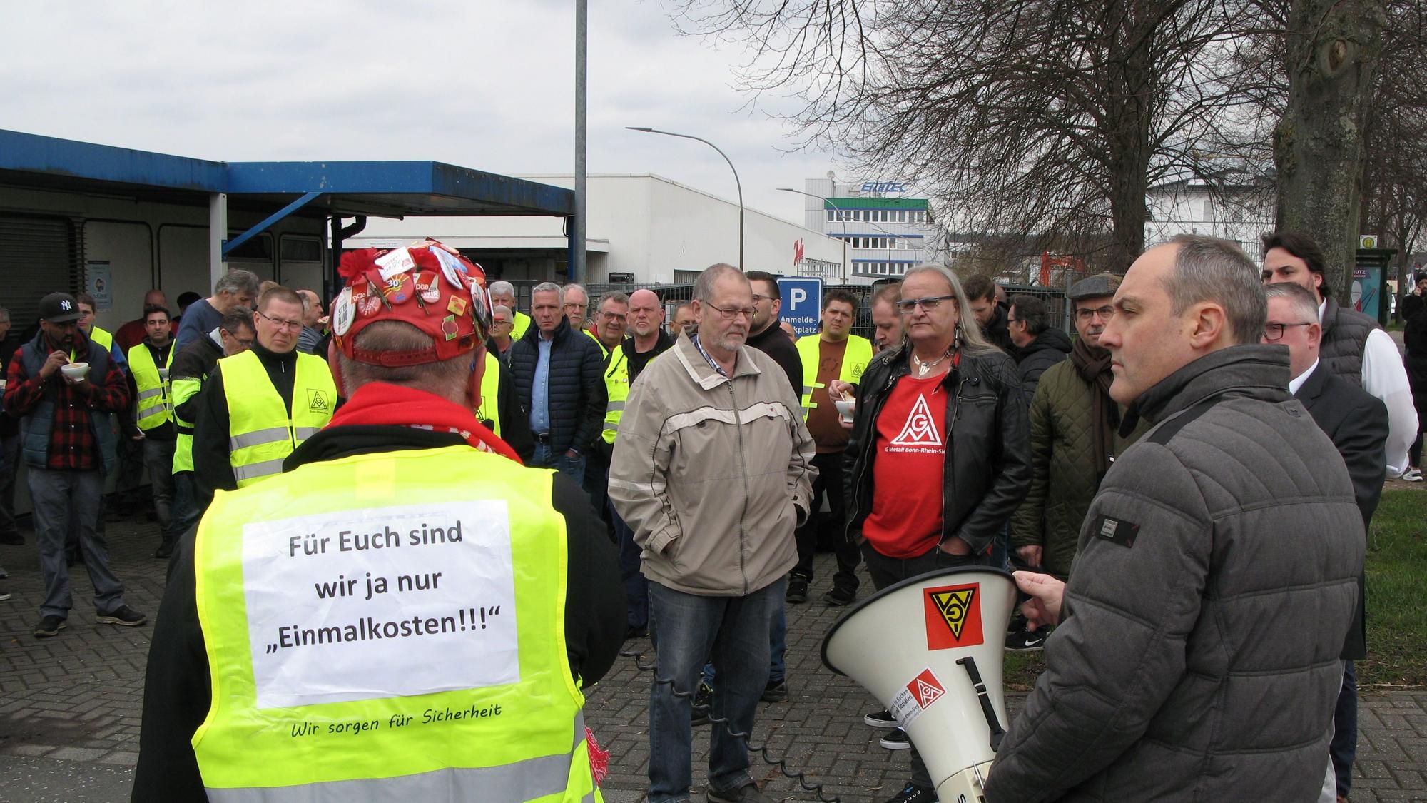Gewerkschafter vor dem Tor der Firma Danfoss.