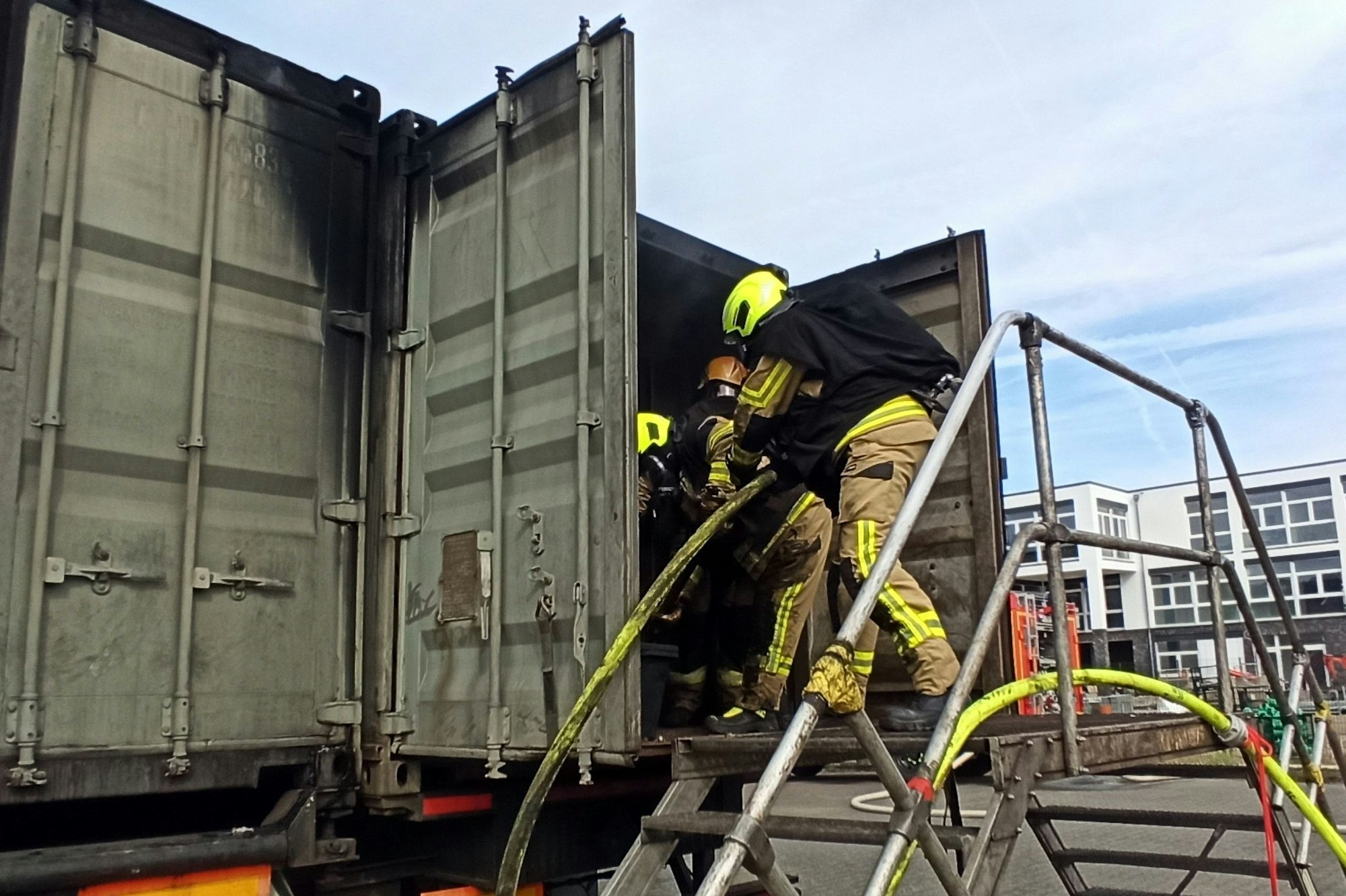 Am Wochenende nahmen rund 120 Kameraden der Freiwilligen Feuerwehr Bornheim auf dem Dorfplatz in Kardorf an einer Realbrand- und Heißausbildung teil.