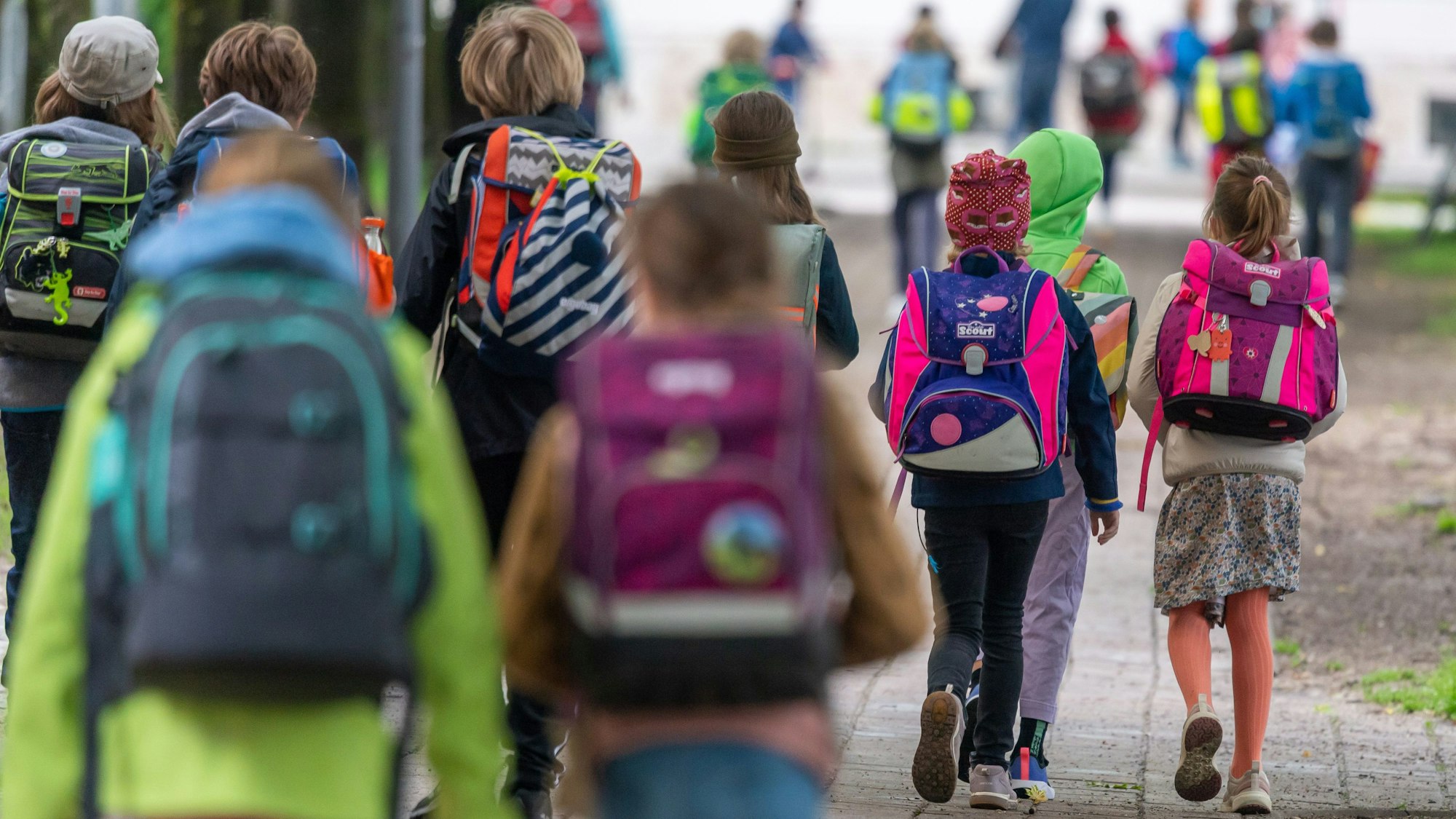 Grundschulkinder auf dem Weg in die Schule.