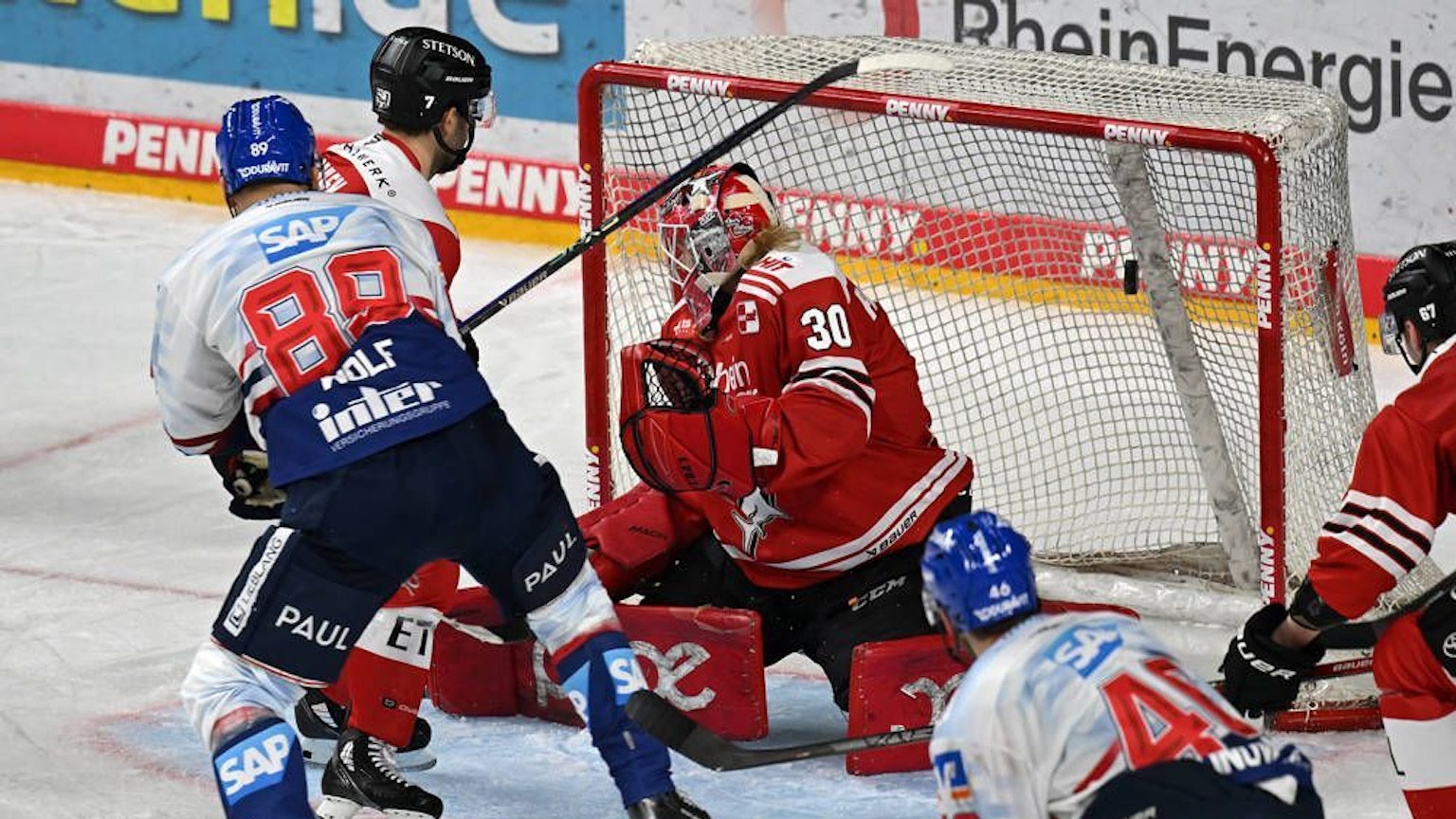 David Wolf macht das Tor zum 1:4 für Adler Mannheim.