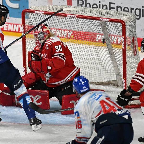 David Wolf macht das Tor zum 1:4 für Adler Mannheim.