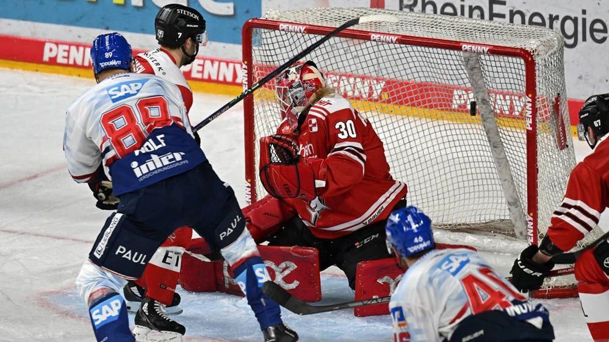 David Wolf macht das Tor zum 1:4 für Adler Mannheim.