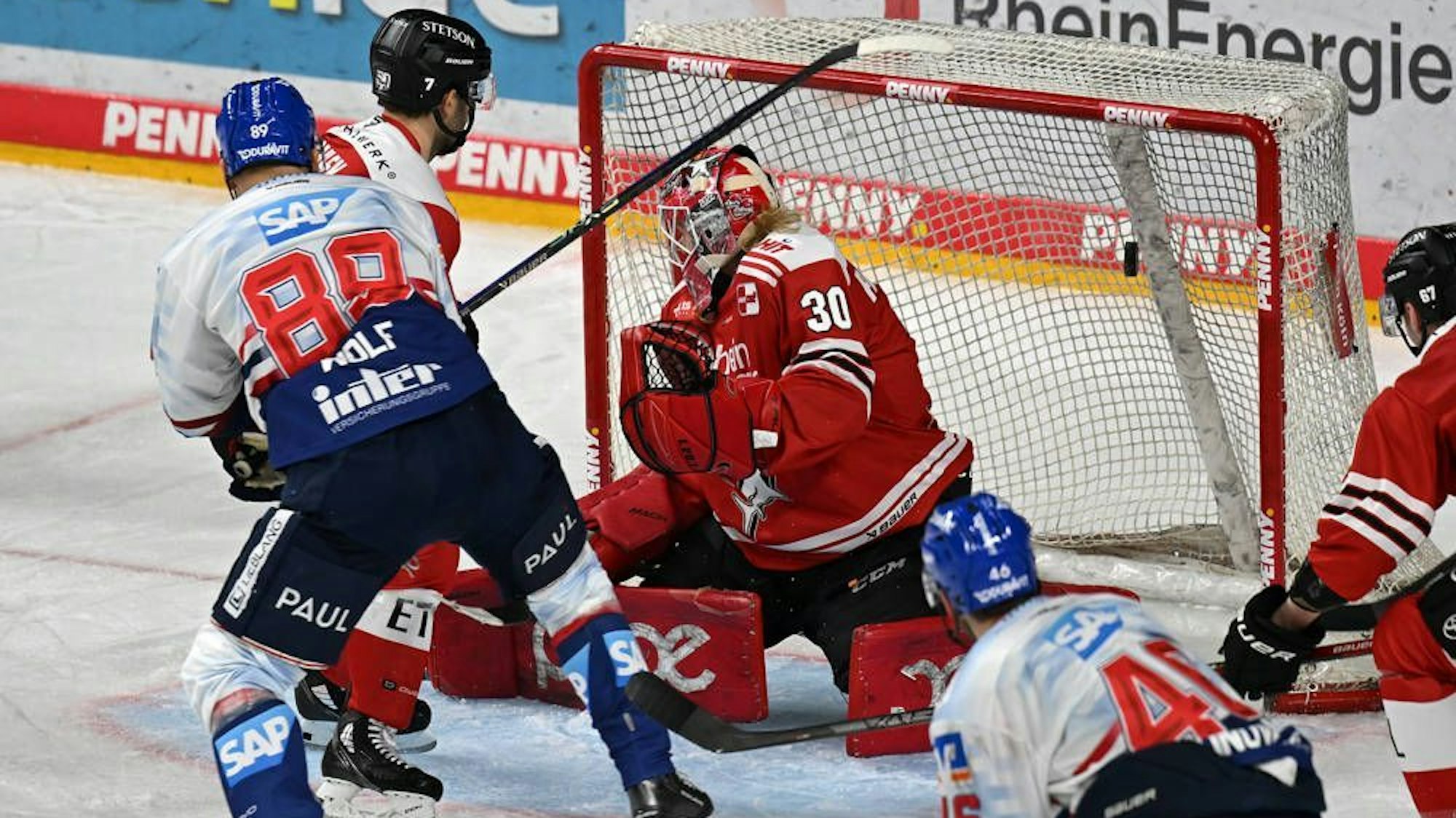 David Wolf macht das Tor zum 1:4 für Adler Mannheim.