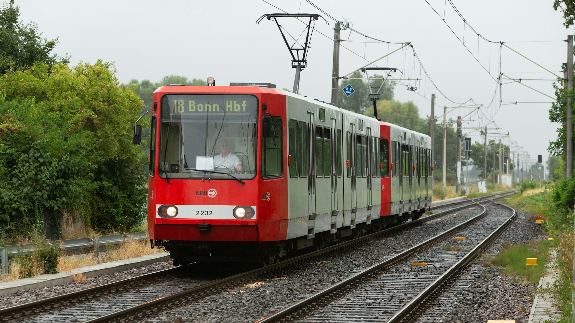 Die Stadtbahnlinie 18 fährt von Merten aus in Richtung Bonn Hauptbahnhof.