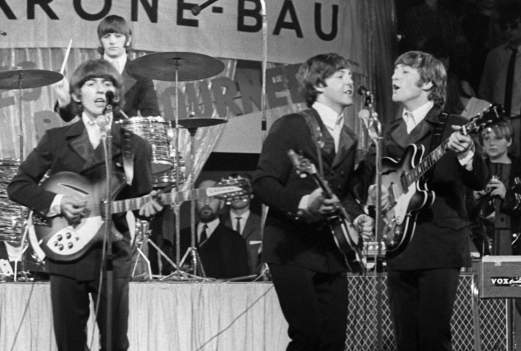 Das Schwarz-Weiß-Bild zeigt die britische Band The Beatles mit George Harrison (l-r), Ringo Starr, Paul McCartney und John Lennon während eines Konzerts im Münchner Circus Krone. Vor 60 Jahren veröffentlichten die Beatles ihr erstes Album. „Please Please Me“ wurde ein Meilenstein der Popkultur und der Musikgeschichte.