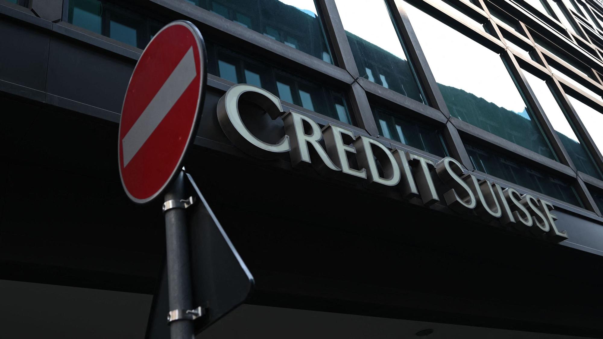 Der Schriftzug Credit Suisse steht an der Bank in Mailand.