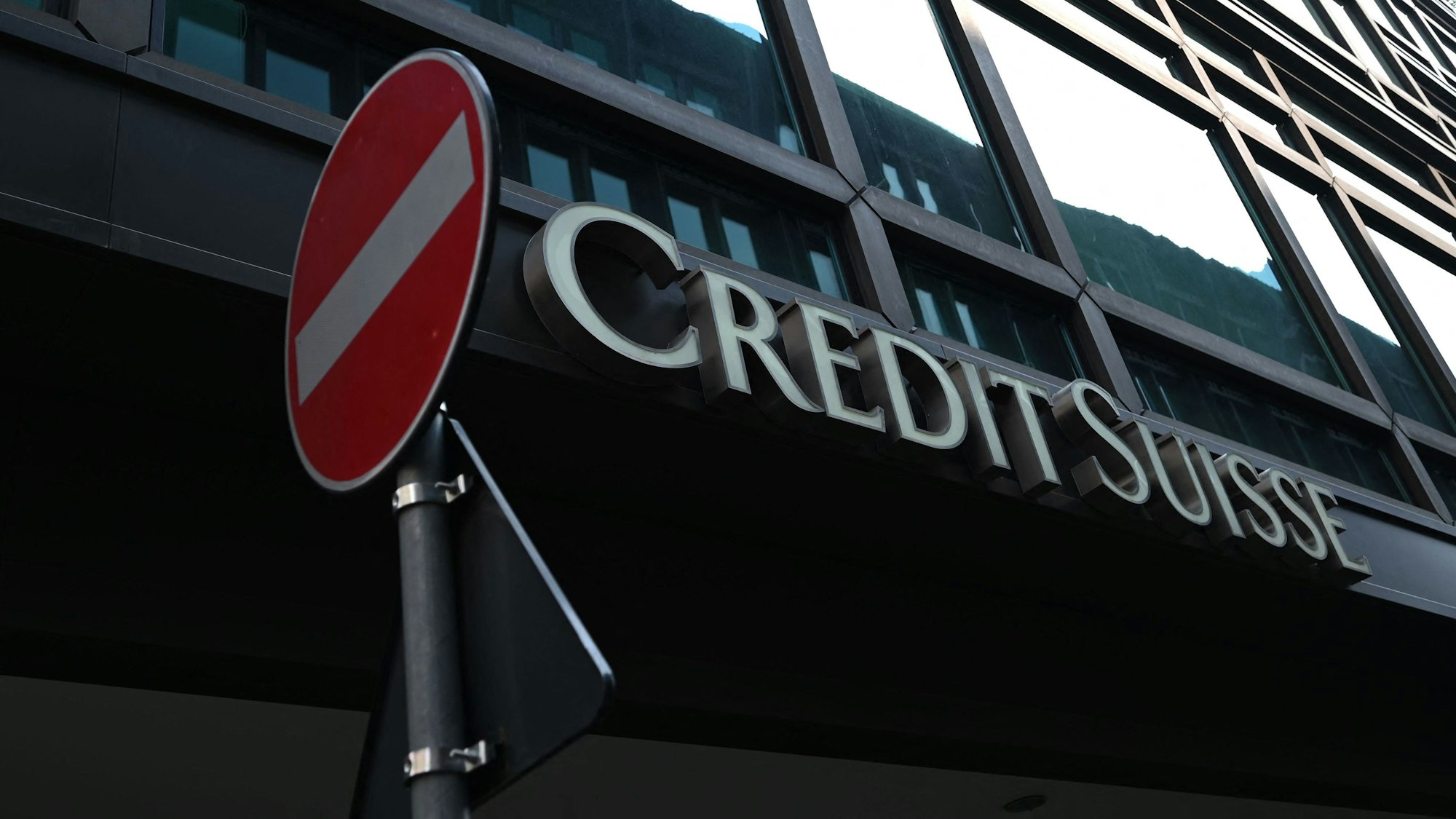 Der Schriftzug Credit Suisse steht an der Bank in Mailand.