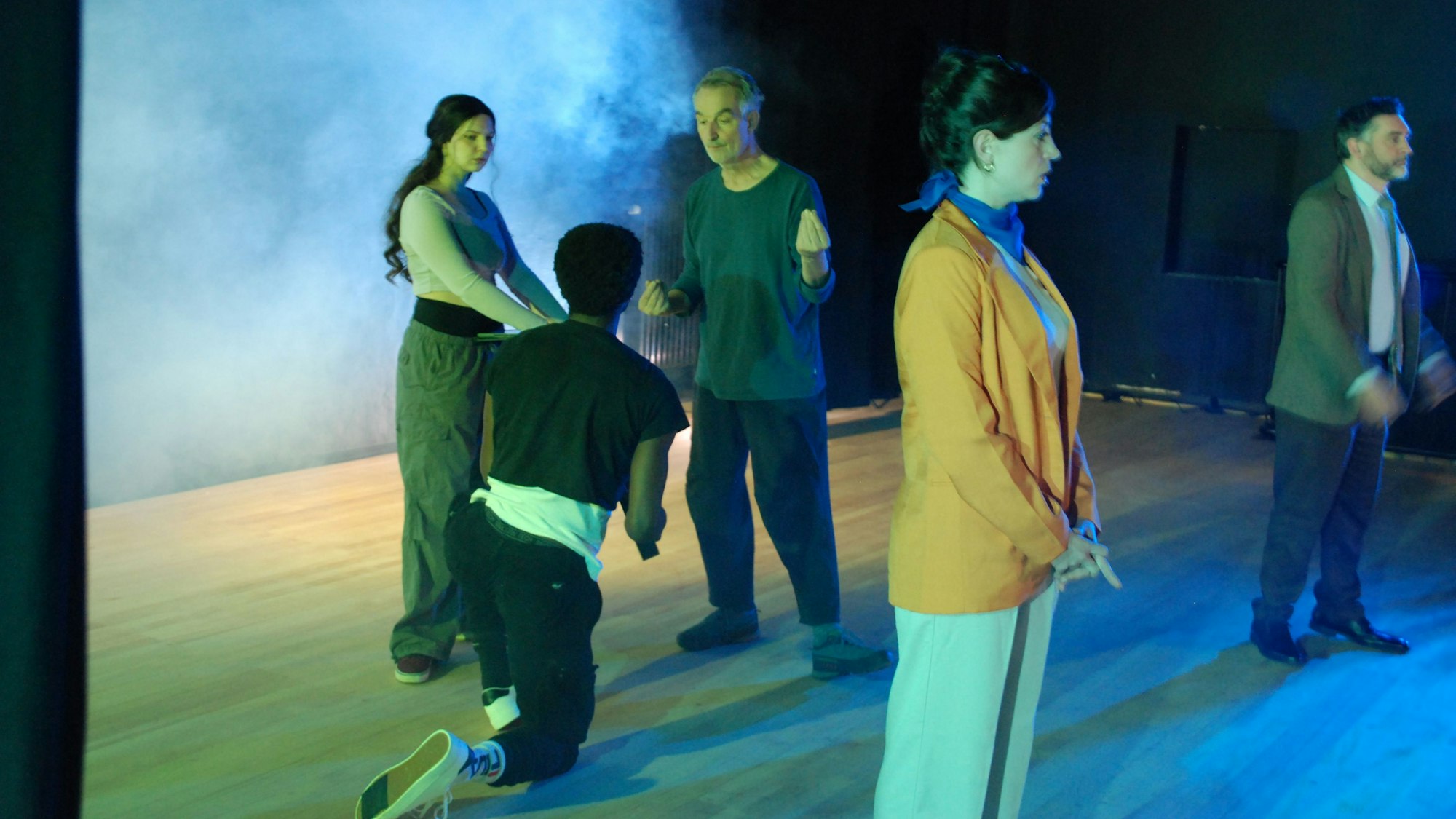 Die Schauspieler auf einer Bühne.